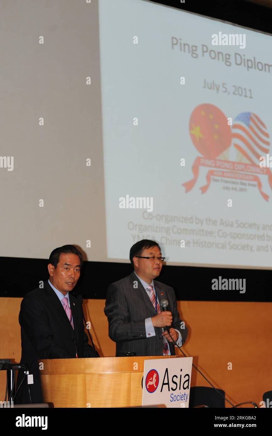 Bildnummer: 55574422 Datum: 05.07.2011 Copyright: imago/Xinhua (110706) -- SAN FRANCISCO, 6 luglio 2011 (Xinhua) -- CAI Zhenhua (L), vice direttore dell'Amministrazione generale dello Stato della Cina, picchi durante lo Sports and Diplomacy Forum come parte delle attività che commemorano il 40 ° anniversario della diplomazia di Ping Pong a San Francisco, negli Stati Uniti, 5 luglio 2011. Nel 1971, nove giocatori americani di ping-pong sono stati invitati a Pechino per giochi espositivi con giocatori cinesi, aiutando a rompere il ghiaccio tra Cina e Stati Uniti e a gettare le basi per l'eventuale istituzione del dipl Foto Stock