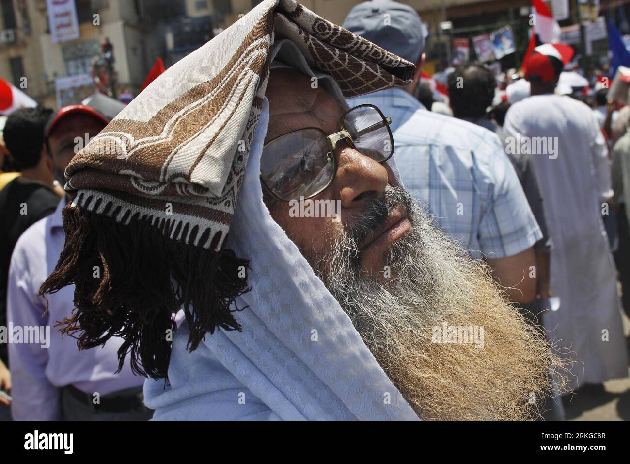 Bildnummer: 55579748 Datum: 08.07.2011 Copyright: imago/Xinhua (110708)-- CAIRO, 8 luglio 2011 (Xinhua) -- Un uomo partecipa a una protesta di massa tenutasi in Piazza Tahrir, il Cairo, Egitto, 8 luglio 2011. Migliaia di egiziani si rifugiarono nel centro di piazza Tahrir del Cairo in quello che chiamarono la Rivoluzione il primo venerdì, chiedendo ai militari al potere di soddisfare tutte le richieste della Rivoluzione del gennaio 25. Hanno anche chiesto di purificare e ristrutturare le istituzioni di polizia e di accelerare i processi a tutti gli ex funzionari del regime e agli agenti di polizia coinvolti nell'uccisione dei manifestanti e nella causa del caos. (Xinhua/Cai Yang) Foto Stock