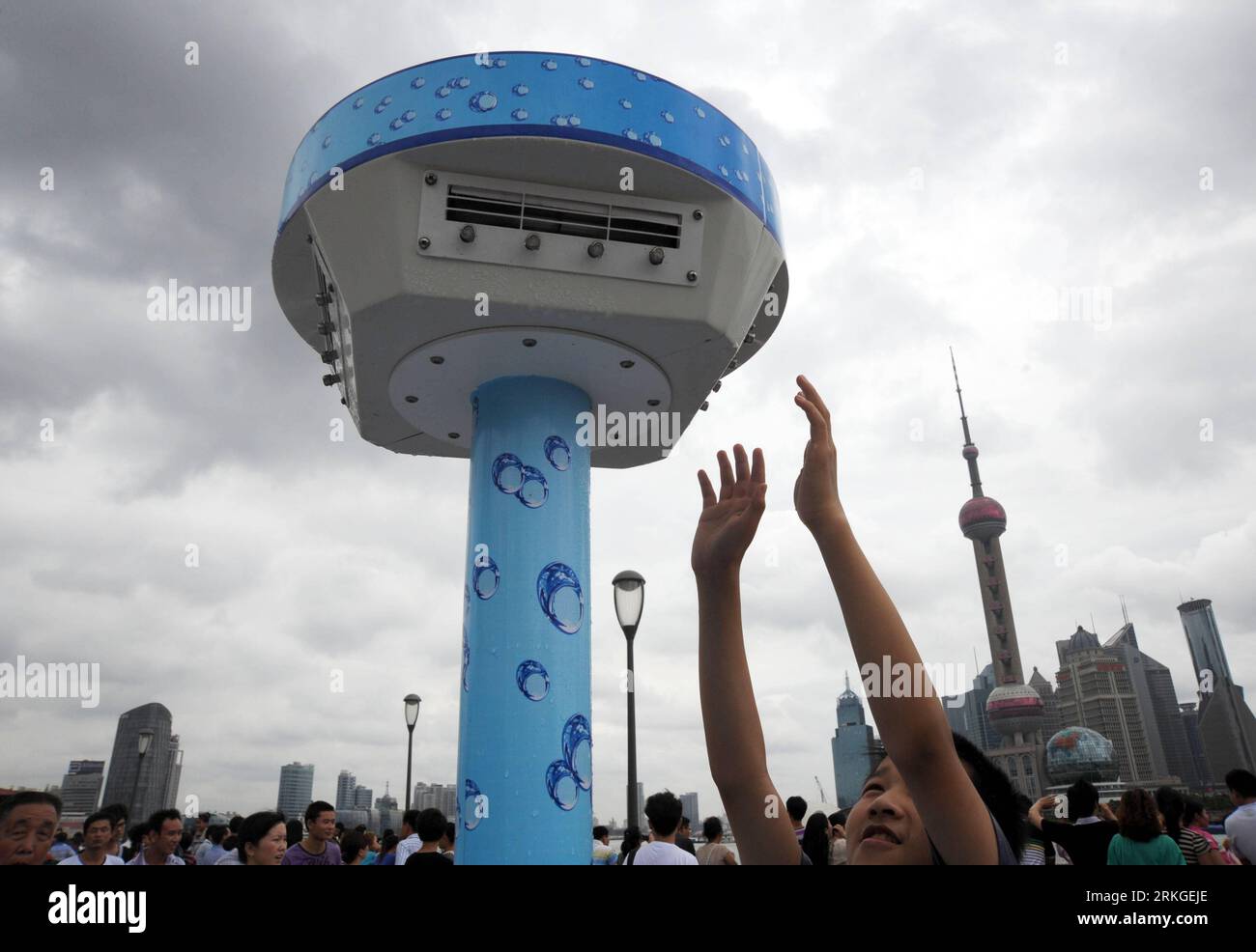 Bildnummer: 55587861 Datum: 12.07.2011 Copyright: imago/Xinhua (110712)-- SHANGHAI, 12 luglio 2011 (Xinhua) -- i visitatori si raffreddano a tema sotto l'irroratrice mobile presso il Bund nel comune di Shanghai della Cina orientale, 12 luglio 2011. Quando un'ondata di caldo colpisce Shanghai di recente, al Bund vengono utilizzate sei irroratrici mobili sotto le quali i visitatori possono godersi il fresco. (Xinhua) (zy) CHINA-SHANGHAI-MOBILE SPRAYER (CN) PUBLICATIONxNOTxINxCHN Gesellschaft Sommer Hitze Jahreszeit Abkühlung Erfrischung x0x xst 2011 quer Bildnummer 55587861 Data 12 07 2011 Copyright Imago XINHUA Shanghai luglio 12 2011 XINHUA Visitor Foto Stock