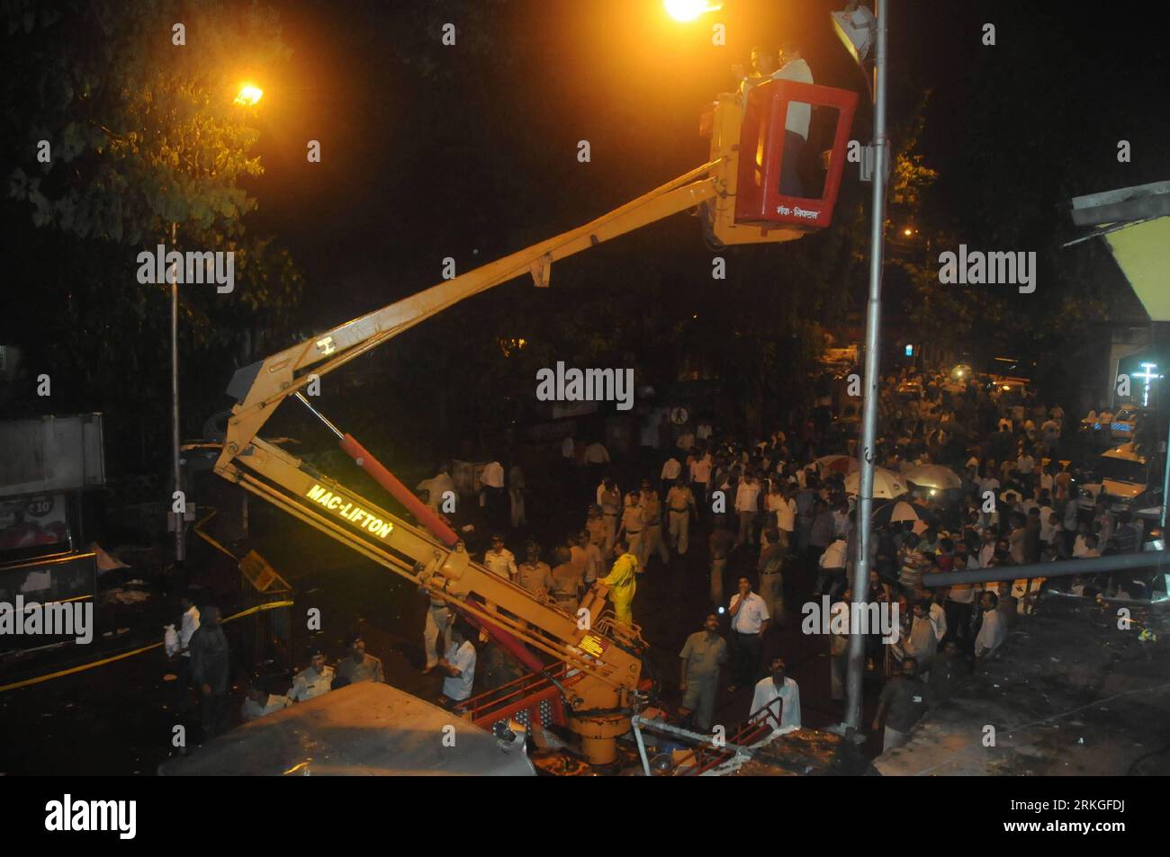 Bildnummer: 55591472 Datum: 13.07.2011 Copyright: imago/Xinhua (110713) -- MUMBAI, 13 luglio 2011 (Xinhua) -- riunitevi al sito dell'esplosione in una fermata dell'autobus a Dadar West, nel centro di Mumbai vicino alla stazione ferroviaria, India, 13 luglio 2011. Tre esplosioni seriali hanno scosso il centro finanziario indiano Mumbai alle 19:00 circa mercoledì, uccidendo almeno 21 persone e ferendone altre 113, ha detto il governo locale. (Xinhua/Liu Yanan) (wjd) INDIA-MUMBAI-BLASTS-DEATH PUBLICATIONxNOTxINxCHN Gesellschaft Terror Anschlag Terroranschlag Bombe Bombenanschlag xns x0x 2011 quer Bildnummer 55591472 Data 13 07 2011 Copyright Imago Foto Stock