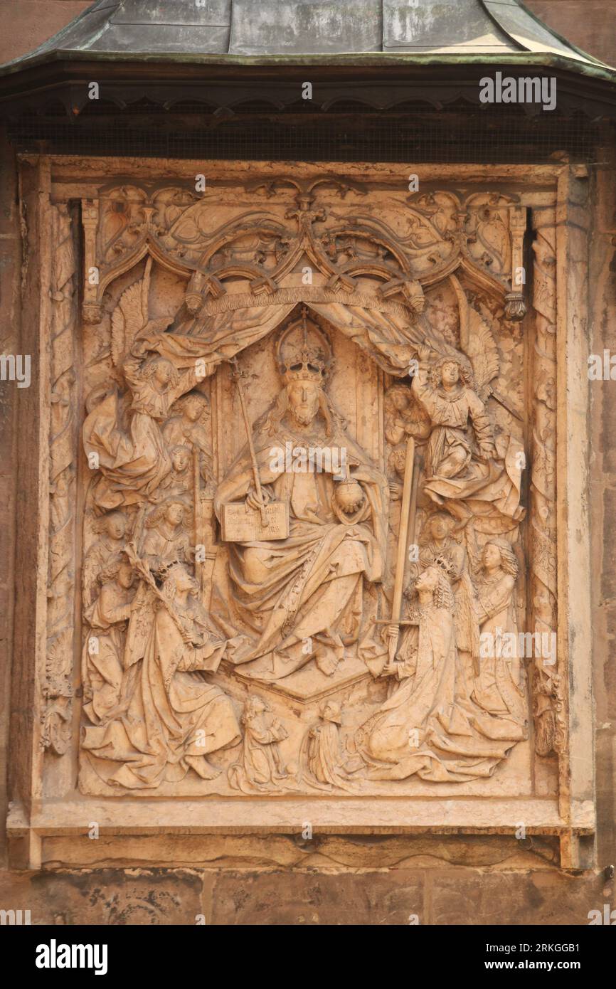 Una scultura a rilievo dettagliata che adorna l'ingresso di un'iconica cattedrale, raffigurante una scena di architettura tradizionale e iconografia religiosa Foto Stock