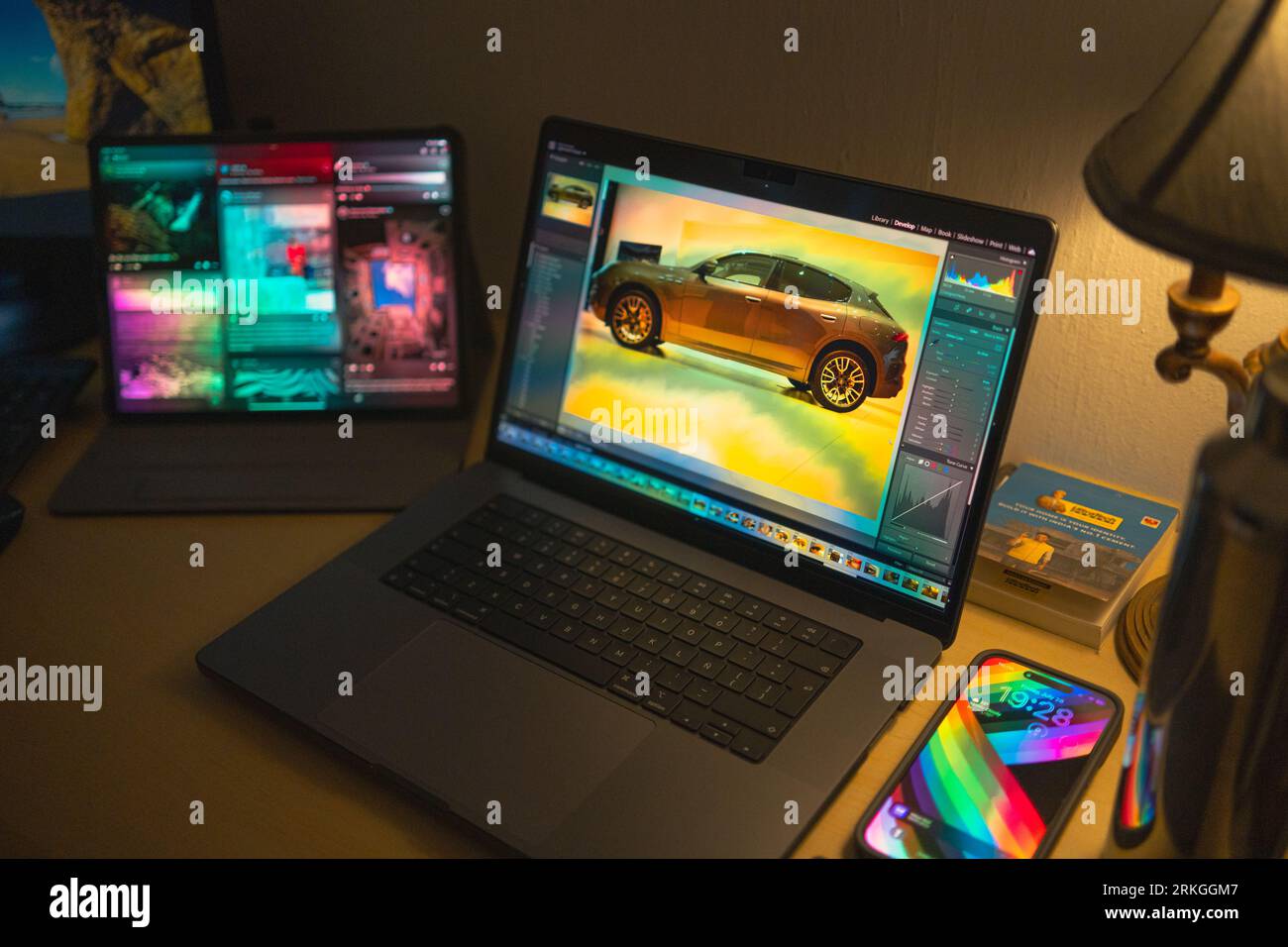 I gadget quotidiani fanno parte del mostro tecnologico individuale. Foto Stock
