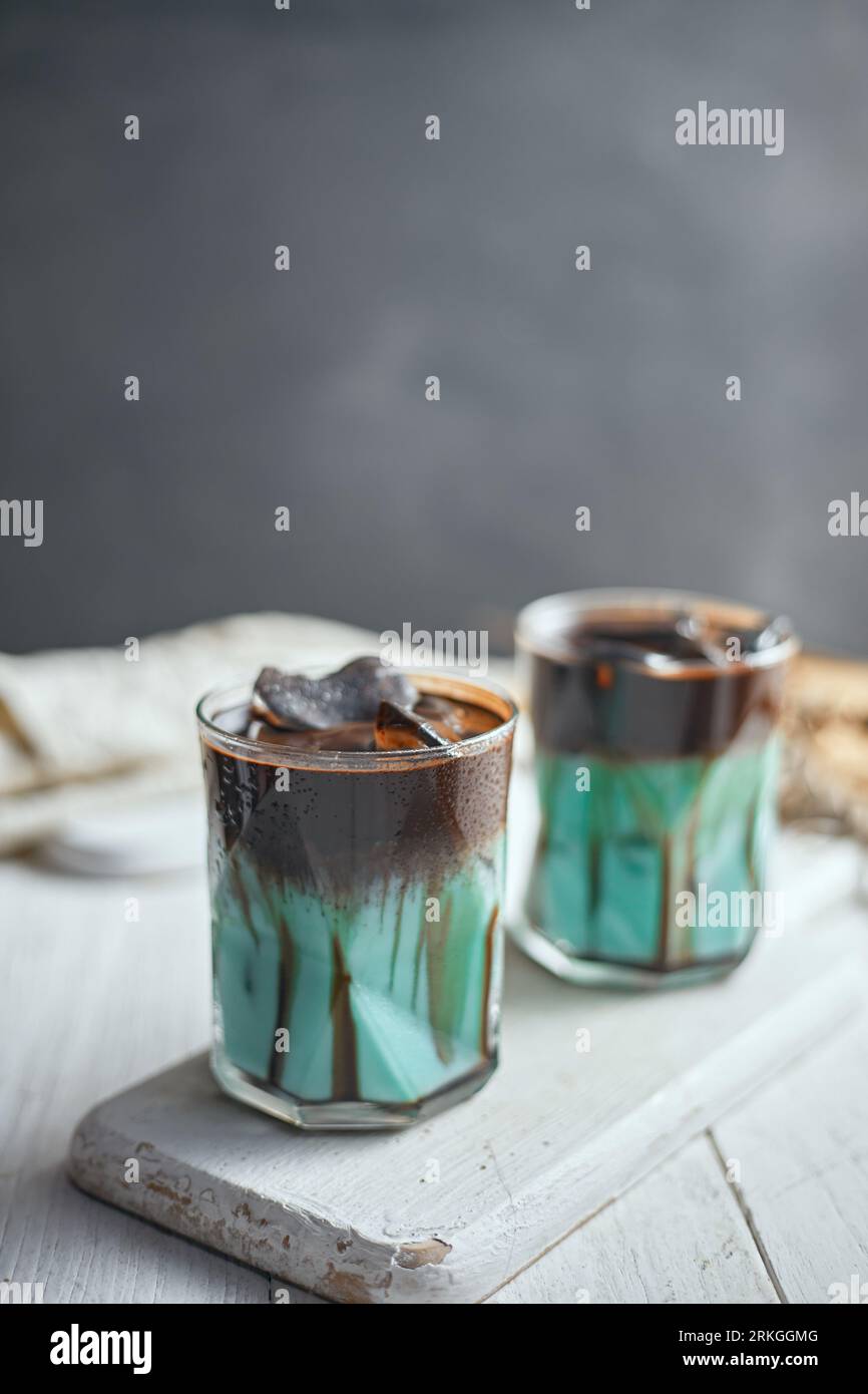 Esclusiva bevanda alla menta di cioccolato ghiacciata in bicchiere, a fuoco selettivo Foto Stock