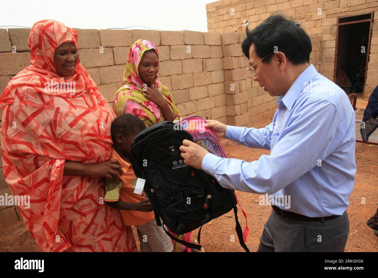 Bildnummer: 55597013 Datum: 15.07.2011 Copyright: imago/Xinhua (110715) -- KHARTOUM, 15 luglio 2011 (Xinhua) -- un membro di una delegazione della China Foundation for Poverty Allegation (CFPA) presenta una borsa scolastica a uno studente mentre il gruppo visita la zona di al-Wady al-Akhdar, a circa 40 km a est della capitale sudanese Khartoum, il 15 luglio 2011. Il CFPA di venerdì ha offerto assistenza finanziaria e materiale agli studenti delle scuole di Khartoum e ai gruppi bisognosi come parte del suo sforzo per aiutare in Sudan in collaborazione con l'organizzazione sudanese al-Bir Wal-Tawasul. (Xinhua/Mohammed Babiker) SUDAN-KHARTOUM-CFPA-ASSISTANCE Foto Stock