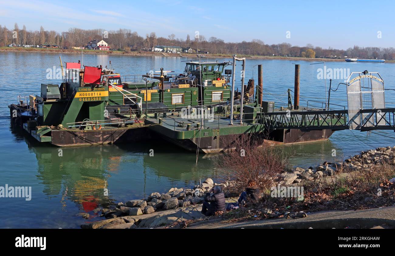Riva del fiume Reno e attrezzature di ormeggio, imbarcazione da lavoro Moguntia ENI 04605980, Uferstraße, 55116 Magonza, Magonza, Renania-Palatinato, Germania Foto Stock
