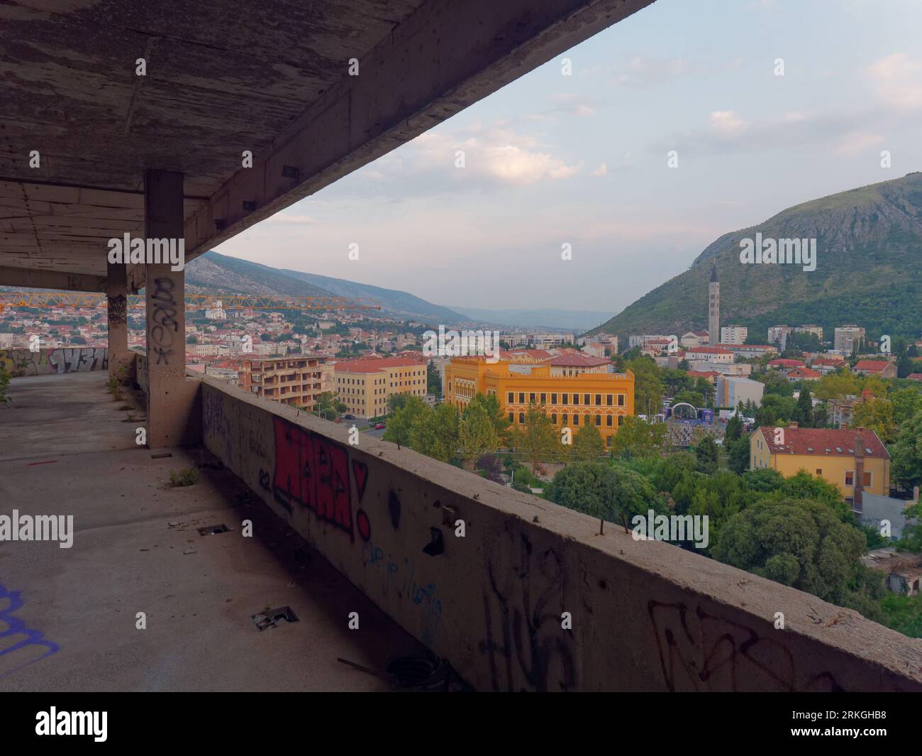 Vista su Mostar da un edificio abbandonato a più piani conosciuto come Sniper Tower sin dalla guerra bosniaca. Bosnia ed Erzegovina, 24 agosto 2023. Foto Stock