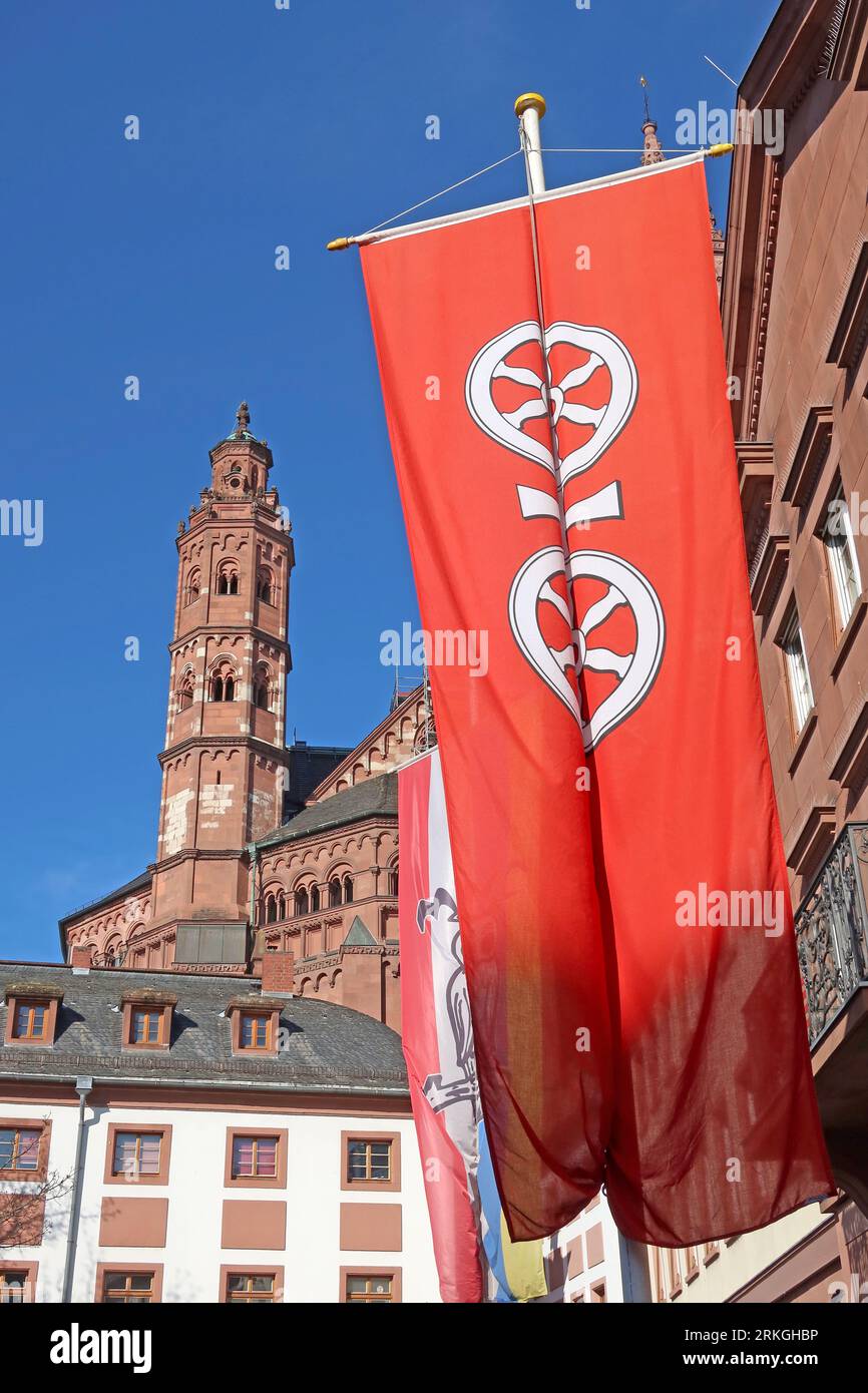 Mainzer, Rad City flag, St Cattedrale di Martin, Liebfrauenpl. 4, 55116 Mainz City Centre, Renania-Palatinato Land, Germania Foto Stock