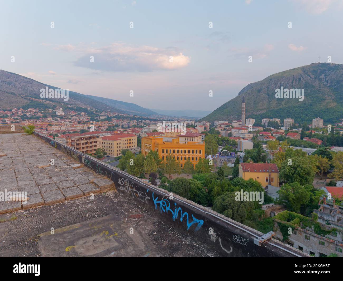 Vista di Mostar dal tetto di un edificio abbandonato a più piani conosciuto come Sniper Tower sin dalla guerra bosniaca. Bosnia ed Erzegovina, 24 agosto 2023. Foto Stock