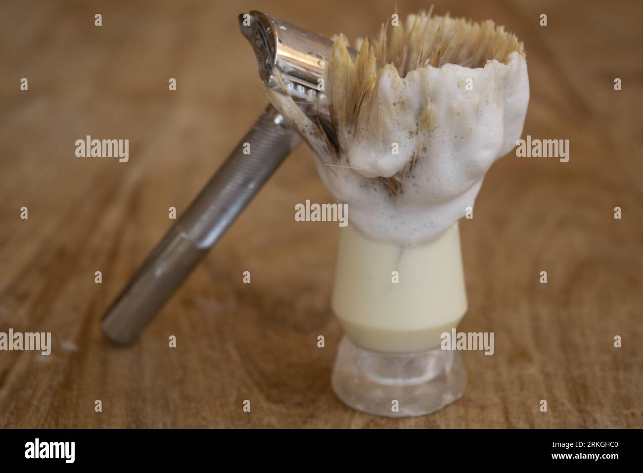 spazzolina per rasoio e sapone da barba per radersi a casa Foto Stock