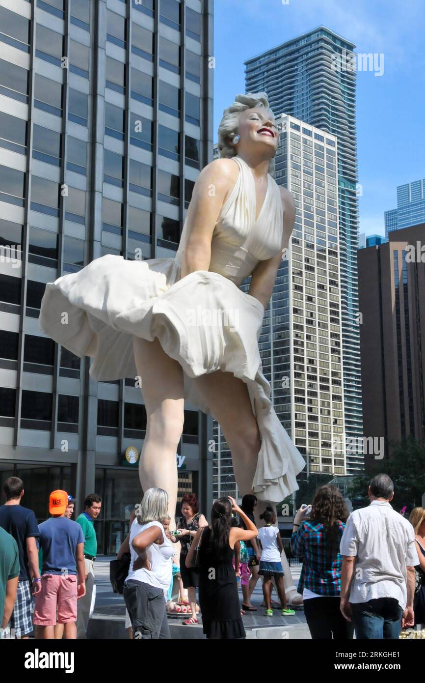 Bildnummer: 55598014 Datum: 16.07.2011 Copyright: imago/Xinhua (110716) -- CHICAGO, 16 luglio 2011 (Xinhua) -- Guarda una statua alta 26 metri di Marilyn Monroe a Chicago, Stati Uniti, 16 luglio 2011. La scultura Forever Marilyn dell'artista Seward Johnson è basata su una scena del film Seven Year Itch . (Xinhua/Jiang Xintong) (zw) U.S.-CHICAGO-MONROE-STATUE PUBLICATIONxNOTxINxCHN Gesellschaft Kultur Riesenstatue Objekte Skulptur premiumd xns x0x 2011 hoch Bildnummer 55598014 Data 16 07 2011 Copyright Imago XINHUA Chicago 16 luglio 2011 XINHUA Guarda una STATUA alta 26 piedi di Marilyn Mo Foto Stock