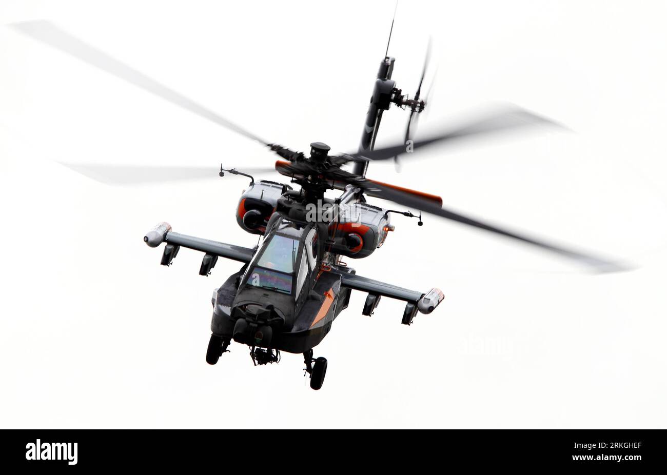 Bildnummer: 55597999 Datum: 16.07.2011 Copyright: imago/Xinhua (110717) - FAIRFORD, 17 luglio 2011 (Xinhua) - un elicottero Apache si esibisce sul Royal International Air Tattoo (RIAT) a Fairford, Gran Bretagna, 16 luglio 2011. L'annuale RIAT, uno dei più grandi spettacoli aerei militari del mondo, si tiene dal 16 al 17 luglio. (Xinhua/Tang Shi) (ypf) UK-FAIRFORD-ROYAL INTERNATIONAL AIR TATTOO PUBLICATIONxNOTxINxCHN Gesellschaft Flugschau Airshow Militär Luftwaffe England Hubschrauber Objekte xns x0x 2011 quer Bildnummer 55597999 Data 16 07 2011 Copyright Imago XINHUA Fairford 17 luglio 2011 XINHUA A AP Foto Stock