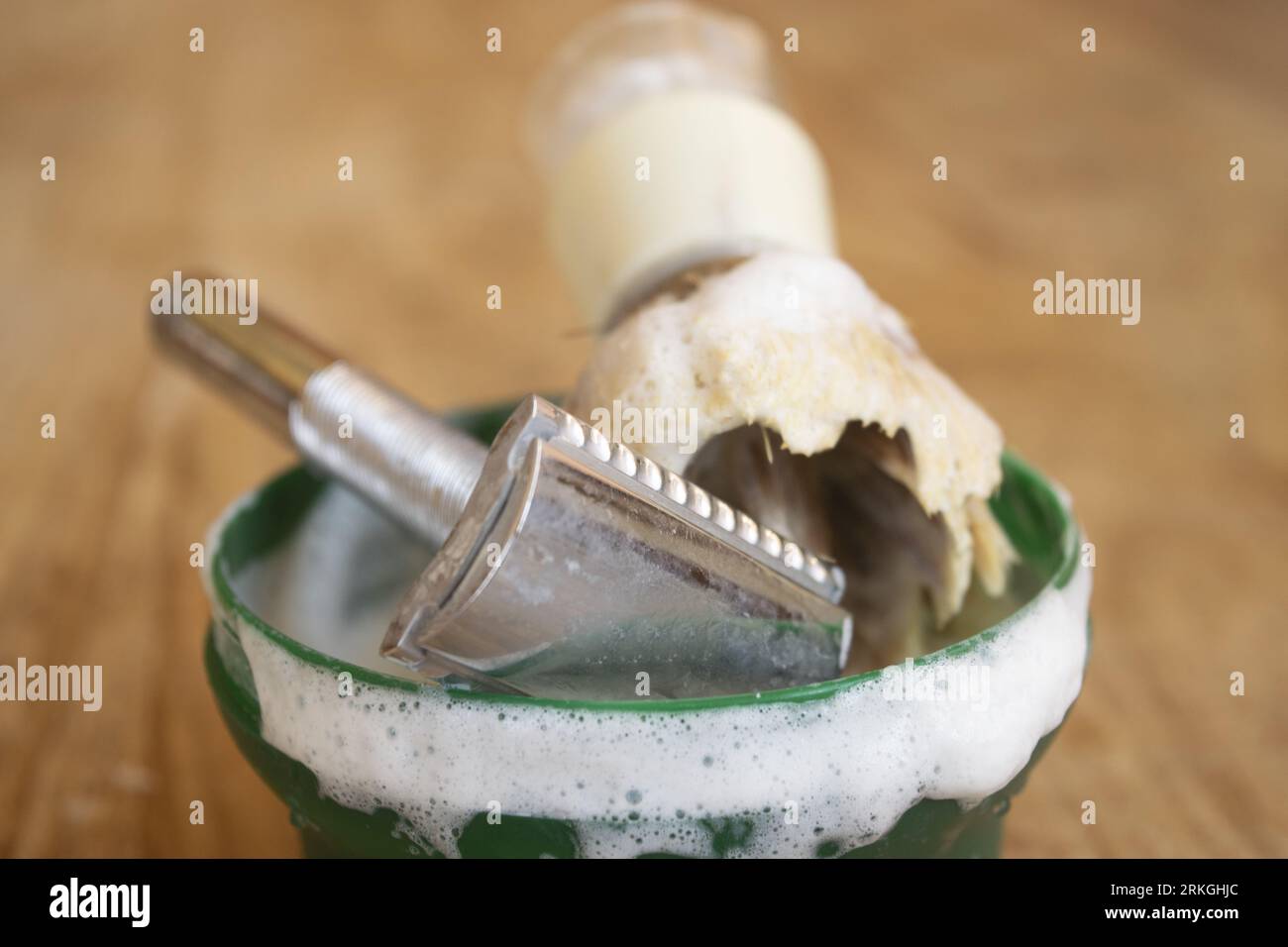 spazzolina per rasoio e sapone da barba per radersi a casa Foto Stock