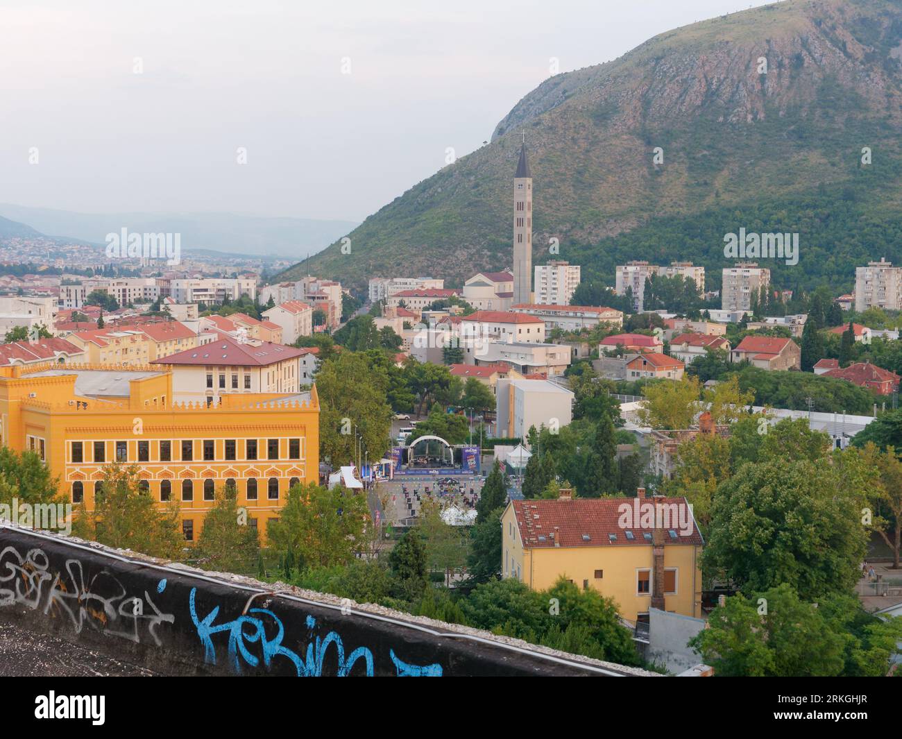Vista di Mostar dal tetto di un edificio abbandonato a più piani conosciuto come Sniper Tower sin dalla guerra bosniaca. Bosnia ed Erzegovina, 24 agosto 2023. Foto Stock