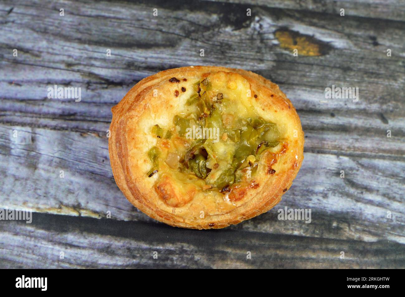 Piccola pizza rotonda con condimento di fette di peperoni, l'impasto cotto in forno e pronto per essere servito, concetto di cibo e cibo, messa a fuoco selettiva Foto Stock