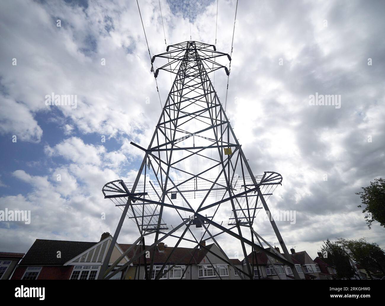 Un pilone elettrico circondato da case a Sidcup, nel Kent, come Ofgem ha annunciato, sta abbassando il suo limite di prezzo dell'energia dagli attuali £ 2.047 all'anno a £ 1.923 per la famiglia media in Inghilterra, Galles e Scozia, a partire dal 1° ottobre. Foto Stock