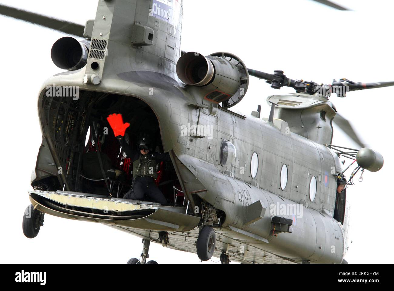 Bildnummer: 55599833 Datum: 17.07.2011 Copyright: imago/Xinhua (110718) -- FAIRFORD, 18 luglio 2011 (Xinhua) -- l'elicottero CH-47 Chinook della Royal Air Force britannica si esibisce durante il Royal International Air Tattoo (RIAT) presso RAF Fairford, Gloucestershire, Gran Bretagna, 17 luglio 2011. L'annuale RIAT, uno dei più grandi airshow militari del mondo, si è tenuto a RAF Fairford dal 16 al 17 luglio. (Xinhua/Tang Shi) (wn) BRITAIN-FAIRFORD-ROYAL INTERNATIONAL AIR TATTOO PUBLICATIONxNOTxINxCHN Gesellschaft Flugschau Airshow Militär Luftwaffe England Hubschrauber Objekte Premiumd xns x0x 2011 quer Foto Stock