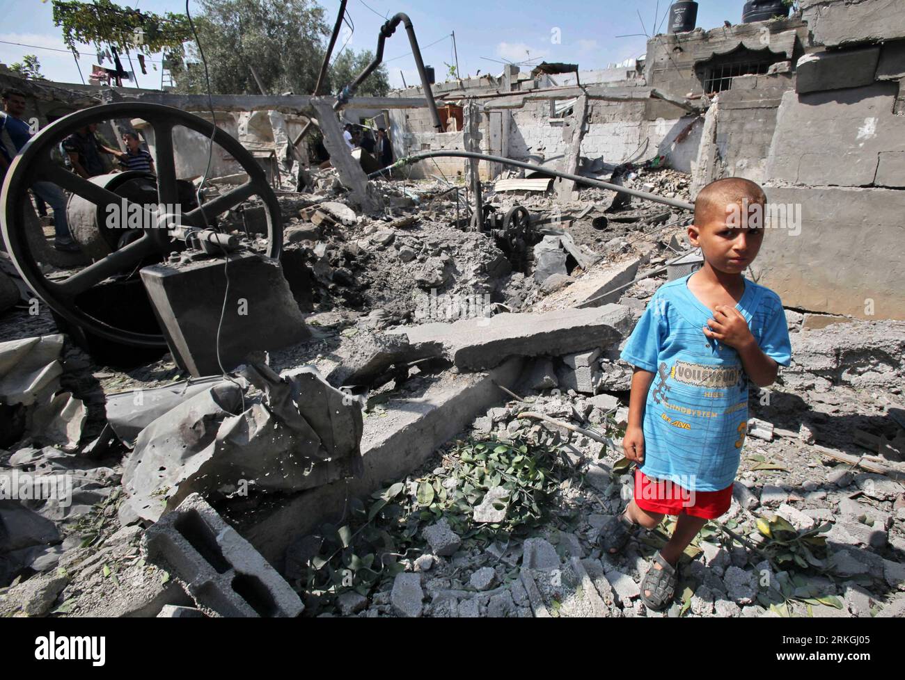 Bildnummer: 55599260 Datum: 17.07.2011 Copyright: imago/Xinhua (110717) - GAZA, 17 luglio 2011 (Xinhua) - Un ragazzo palestinese si trova sulle macerie di una casa distrutta dopo un'esplosione nella città di Beit Hanoun a nord di Gaza il 17 luglio 2011. Sette palestinesi sono rimasti feriti domenica presto in un'esplosione nella Striscia di Gaza settentrionale. Funzionari medici palestinesi hanno incolpato Israele per l'esplosione che, secondo loro, è stata causata da un attacco aereo. L'esercito israeliano ha negato qualsiasi coinvolgimento. (Xinhua/Yasser Qudih)(jy) MIDEAST-GAZA-EXPLOSION PUBLICATIONxNOTxINxCHN Gesellschaft Politik Nahostkonflikt Palästina Gazastrei Foto Stock