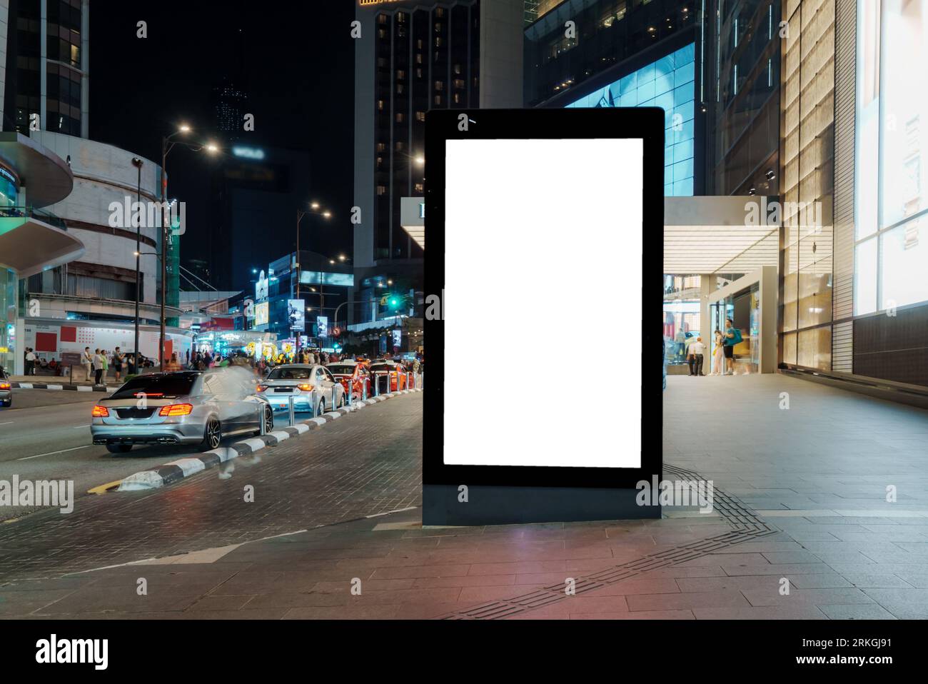 Un ampio cartellone bianco, nascosto nel cuore della città, attende il tuo testo o il tuo contenuto, offrendo ampio spazio per trasmettere il tuo messaggio a un ampio pubblico. Foto Stock