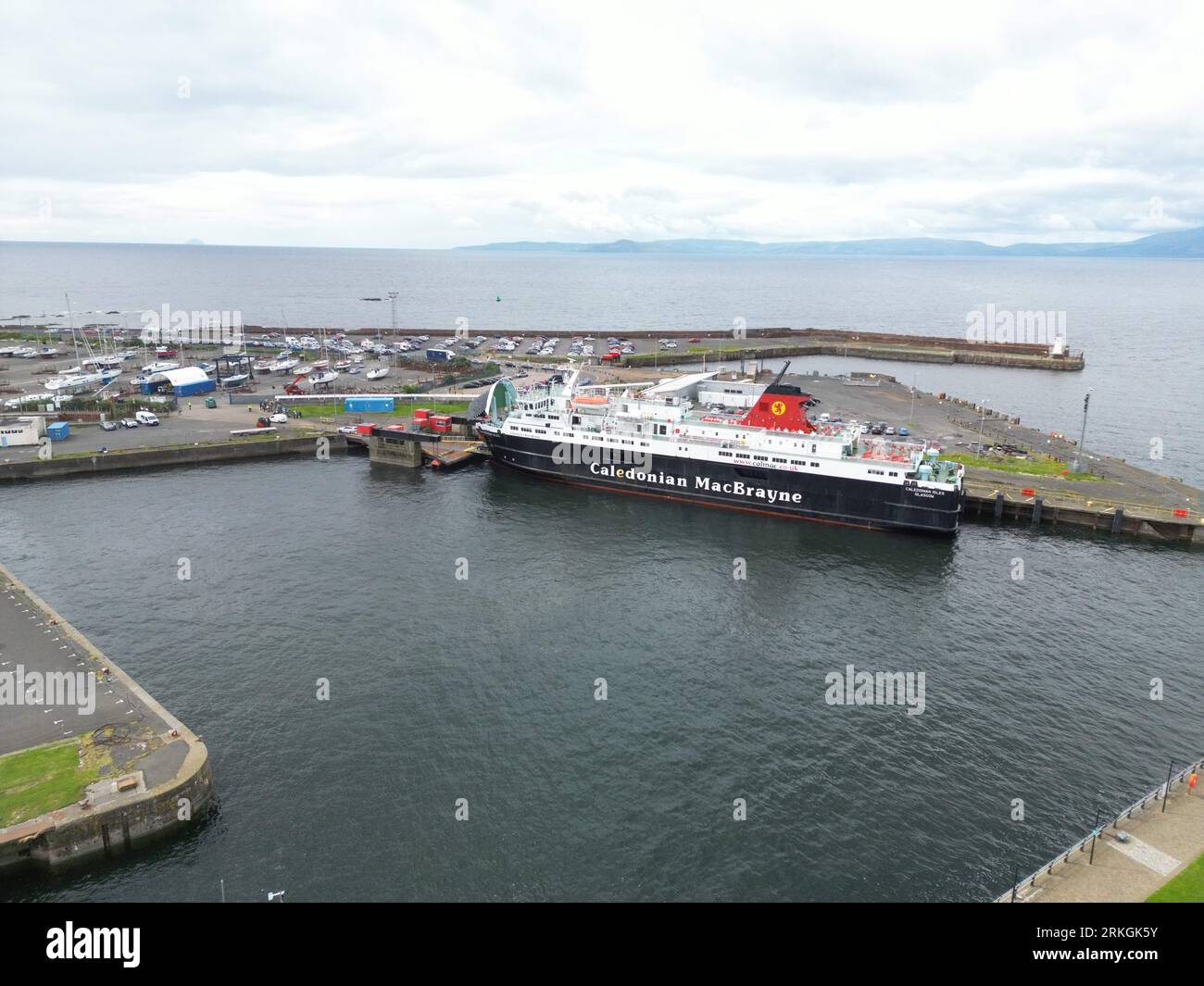Vista aerea di un grande porto portuale con una grande barca in acqua e diverse barche più piccole sparse per l'area Foto Stock