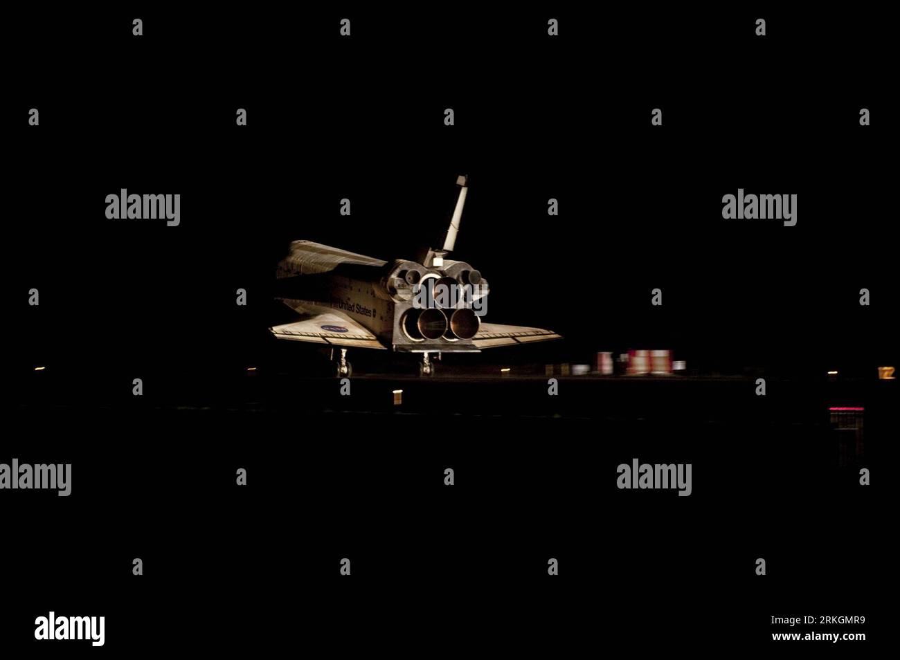 Bildnummer: 55607912 Datum: 21.07.2011 Copyright: imago/Xinhua (110721) -- WASHINGTON D.C., 21 luglio 2011 (Xinhua) -- U.S. Space Shuttle Atlantis (STS-135) atterra al Kennedy Space Center Shuttle Landing Facility (SLF) della NASA a Cape Canaveral, Florida, Stati Uniti, 21 luglio 2011. L'Atlantis è atterrato in sicurezza al Kennedy Space Center giovedì mattina, completando la sua missione di 13 giorni alla stazione spaziale Internazionale (ISS) e il volo finale del programma Space Shuttle il primo giovedì mattina. (Xinhua/NASA/Bill Ingalls)(srb) U.S.-SPACE SHUTTLE-ATLANTIS PUBLICATIONxNOTxINxCHN Gesellschaft Rau Foto Stock