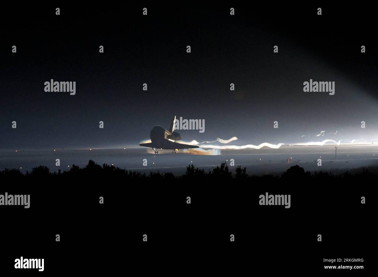 Bildnummer: 55607911 Datum: 21.07.2011 Copyright: imago/Xinhua (110721) -- WASHINGTON D.C., 21 luglio 2011 (Xinhua) -- U.S. Space Shuttle Atlantis (STS-135) atterra al Kennedy Space Center Shuttle Landing Facility (SLF) della NASA a Cape Canaveral, Florida, Stati Uniti, 21 luglio 2011. L'Atlantis è atterrato in sicurezza al Kennedy Space Center giovedì mattina, completando la sua missione di 13 giorni alla stazione spaziale Internazionale (ISS) e il volo finale del programma Space Shuttle il primo giovedì mattina. (Xinhua/NASA/Bill Ingalls)(srb) U.S.-SPACE SHUTTLE-ATLANTIS PUBLICATIONxNOTxINxCHN Gesellschaft Rau Foto Stock