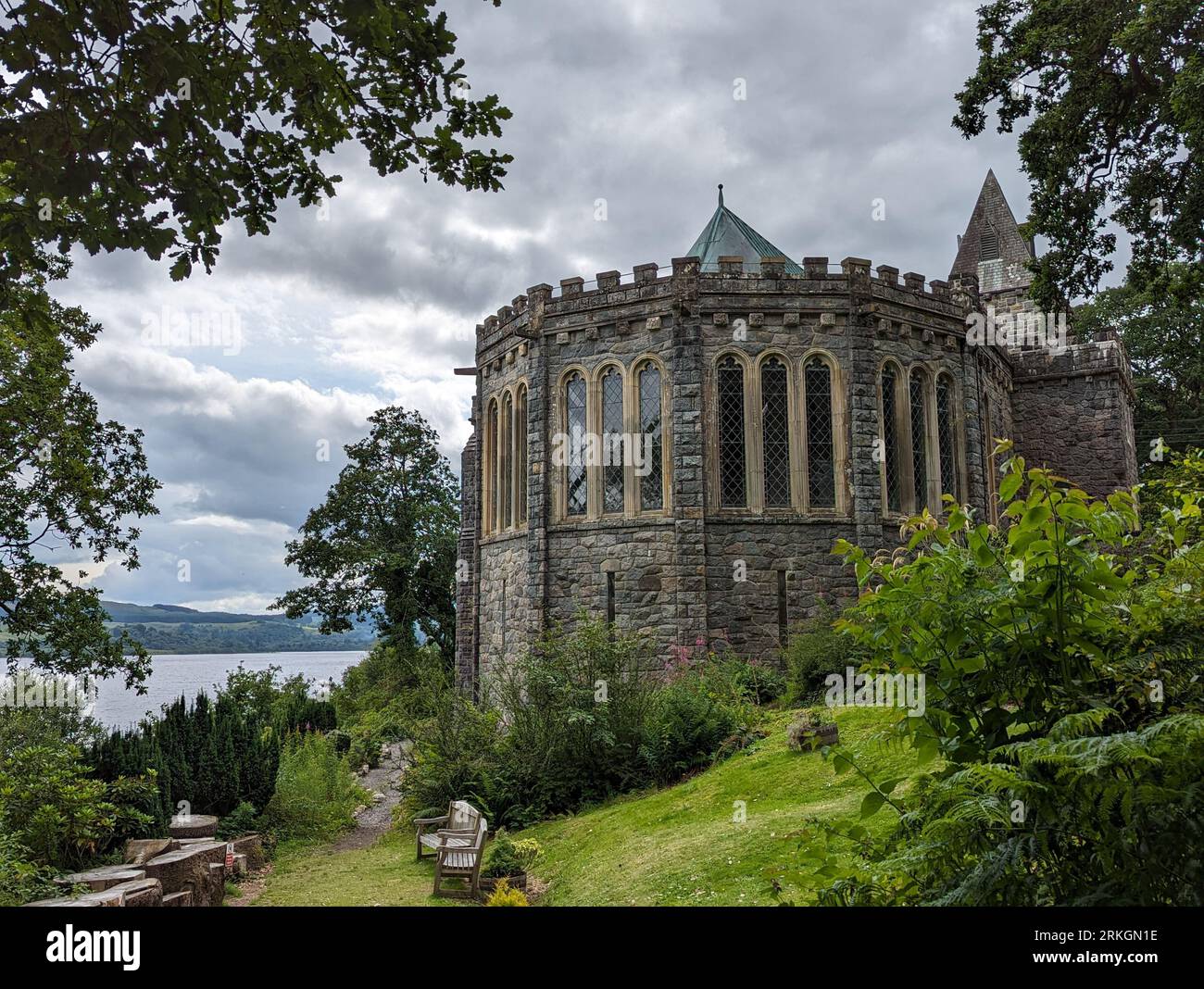 Una vista dello storico castello di St Conan's Kirk, sulle rive del Loch Awe nelle Highlands scozzesi Foto Stock