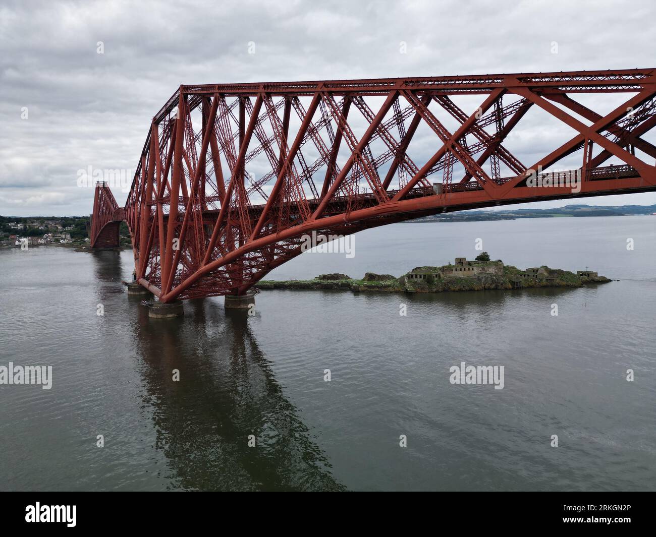 Vista aerea del Forth Bridge a Edimburgo, Scozia Foto Stock