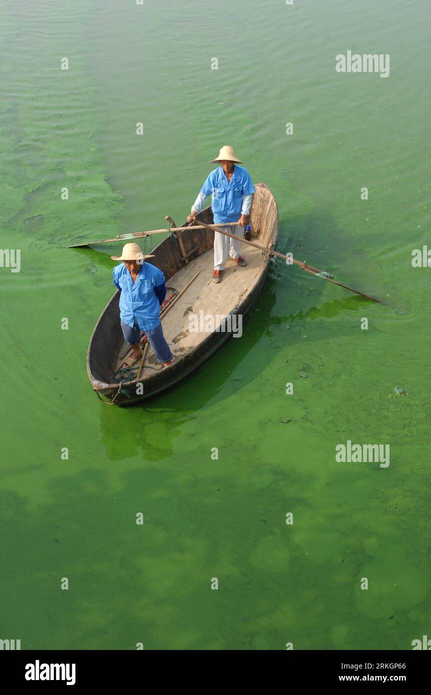 Bildnummer: 55611062 Datum: 23.07.2011 Copyright: imago/Xinhua (110723) -- HEFEI, 23 luglio 2011 (Xinhua) -- i lavoratori remano una barca nel lago Chaohu riempito di alghe per l'ispezione dell'inquinamento nella provincia di Anhui della Cina orientale, 23 luglio 2011. Una fioritura di alghe ha ricoperto di recente il lago Chaohu. (Xinhua/Yang Xiaoyuan) (Ly) #CHINA-ANHUI-HEFEI-CHAOHU LAKE-ALGAE (CN) PUBLICATIONxNOTxINxCHN Gesellschaft vedere Algen Plage Algenplage Umweltverschmutzung xda x0x 2011 hoch premiumd Bildnummer 55611062 Data 23 07 2011 Copyright Imago XINHUA Hefei 23 luglio 2011 XINHUA Workers Row a Boat in the Algae filled Chaohu Foto Stock