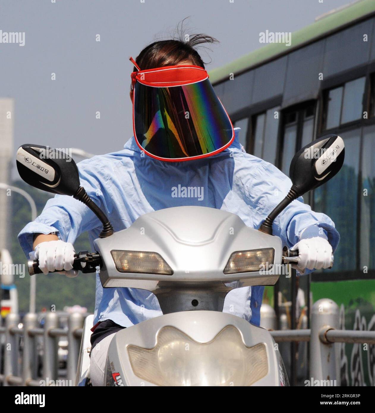 Bildnummer: 55611912 Datum: 24.07.2011 Copyright: imago/Xinhua (110724) -- CHANGSHA, 24 luglio 2011 (Xinhua) -- Una donna indossa cappello, abito a maniche lunghe e guanti per evitare l'esposizione al sole a Changsha, capitale della provincia di Hunan della Cina centro-meridionale, 24 luglio 2011. La temperatura più alta della città di Changsha ha raggiunto i 35 gradi centigradi la domenica, e le previsioni del tempo hanno mostrato che l'ondata di calore sarebbe durata la settimana prossima. (Xinhua/Long Hongtao) (ry) CHINA-HUNAN-SUMMER HEAT (CN) PUBLICATIONxNOTxINxCHN Gesellschaft Sommer Jahreszeit Hitze Sonnenschutz x0x xst 2011 quadrat Bildnummer 5561191 Foto Stock