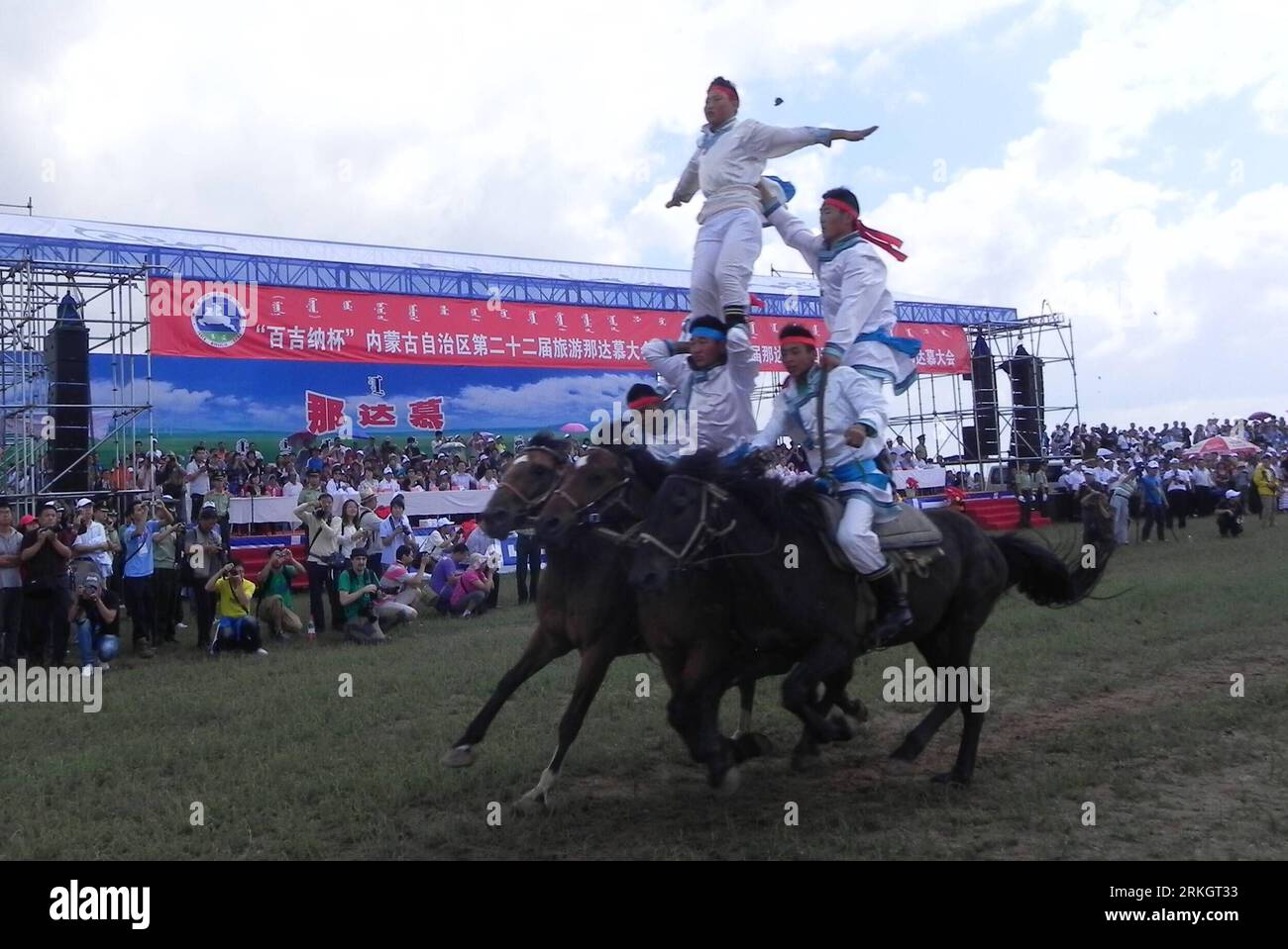 Bildnummer: 55616038 Datum: 25.07.2011 Copyright: imago/Xinhua (110725) -- HOHHOT, 25 luglio 2011 (Xinhua) -- Riders Present stunt performance durante un festival Nadam presso Gegentala Grassland, regione autonoma della Mongolia interna della Cina settentrionale, 25 luglio 2011. Nadam, che significa intrattenimento e gioco in lingua mongola, è un festival popolare del gruppo etnico mongolo. Durante l'evento, i residenti locali partecipano ad attività come corse di cavalli, tiro con l'arco e lotta mongola. (Xinhua/li Yunping) (cxy) CHINA-INNER MONGOLIA-NADAM FESTIVAL (CN) PUBLICATIONxNOTxINxCHN Gesellschaft Fest Volksfest T Foto Stock