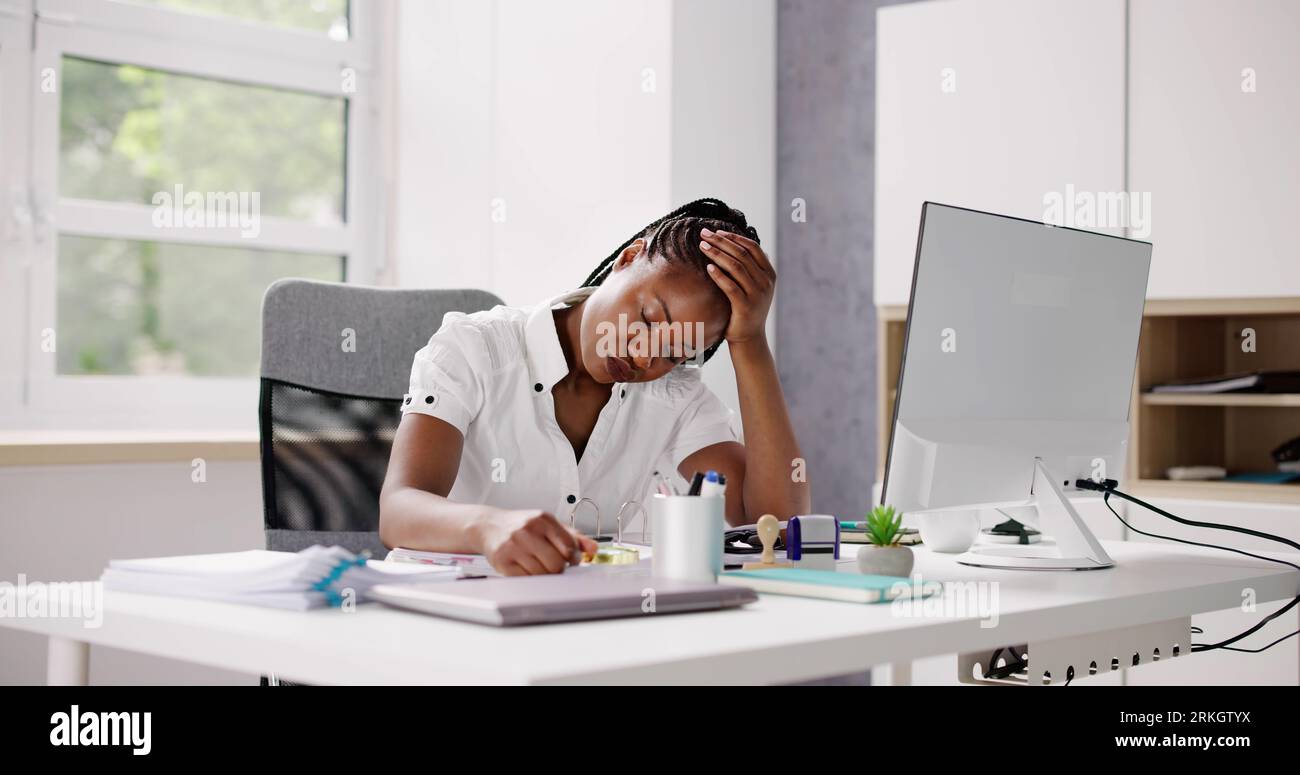 Striscione di donna d'affari africana stanca che dorme in ufficio Foto Stock