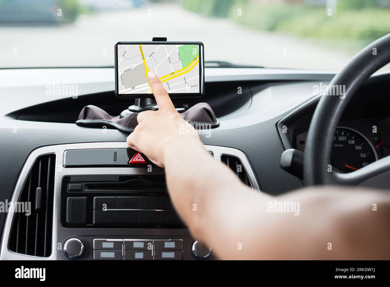 Close-up di donna mano utilizzando la navigazione GPS auto interno Foto Stock