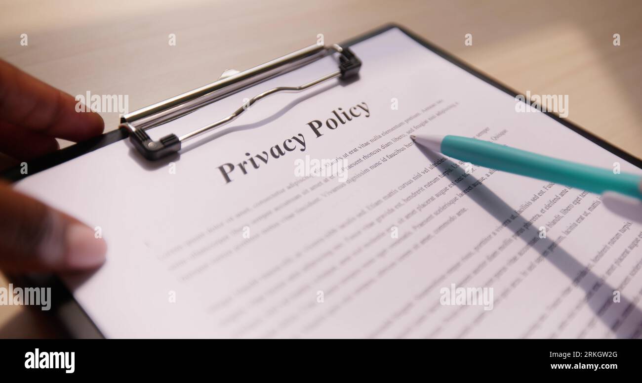 Informativa sulla privacy e accordo legale. Contratto di lettura della donna Foto Stock
