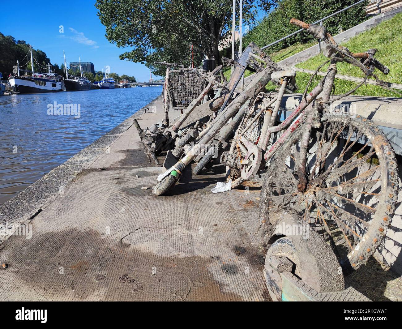 Biciclette, e-scooter e carrelli della spesa recuperati dal corso d'acqua. Aura River, Turku, Finlandia. Foto Stock