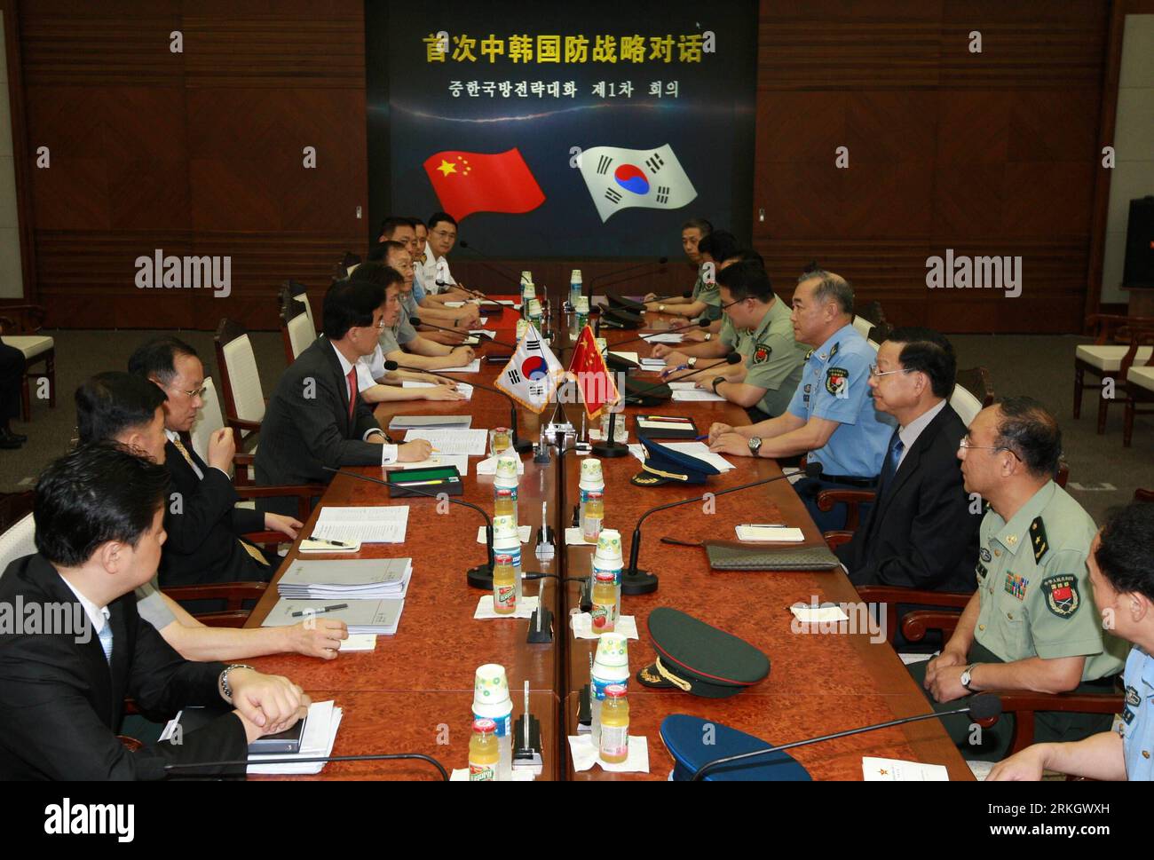 Bildnummer: 55621222 Datum: 27.07.2011 Copyright: imago/Xinhua (110727) -- SEOUL, 27 luglio 2011 (Xinhua) -- vice capo di stato maggiore dell'Esercito popolare di liberazione della Cina ma Xiaotian (4a R) e vice ministro della difesa della Corea del Sud Lee Yong-gul (4a L) partecipano al primo dialogo strategico di difesa tra Cina e Corea del Sud a Seul, Corea del Sud, il 27 luglio 2011. Mercoledì la Corea del Sud e la Cina tengono a Seul il primo dialogo strategico in materia di difesa, raggiungendo un consenso sull'ulteriore rafforzamento della cooperazione in materia di difesa e lavorando insieme per mantenere la pace e la stabilità nella regione. (Xinhua/P Foto Stock