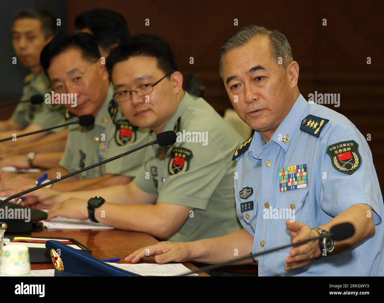 Bildnummer: 55621219 Datum: 27.07.2011 Copyright: imago/Xinhua (110727) - SEOUL, 27 luglio 2011 (Xinhua) - Vice Capo di Stato maggiore dell'Esercito Popolare di Liberazione della Cina ma Xiaotian (R) partecipa al primo dialogo strategico di difesa tra Cina e Corea del Sud a Seul, Corea del Sud, il 27 luglio 2011. Mercoledì la Corea del Sud e la Cina tengono a Seul il primo dialogo strategico in materia di difesa, raggiungendo un consenso sull'ulteriore rafforzamento della cooperazione in materia di difesa e lavorando insieme per mantenere la pace e la stabilità nella regione. (Xinhua/Park Jin hee) (xhn) COREA DEL SUD-SEOUL-CINA-DIFESA STRATEGIC DI Foto Stock