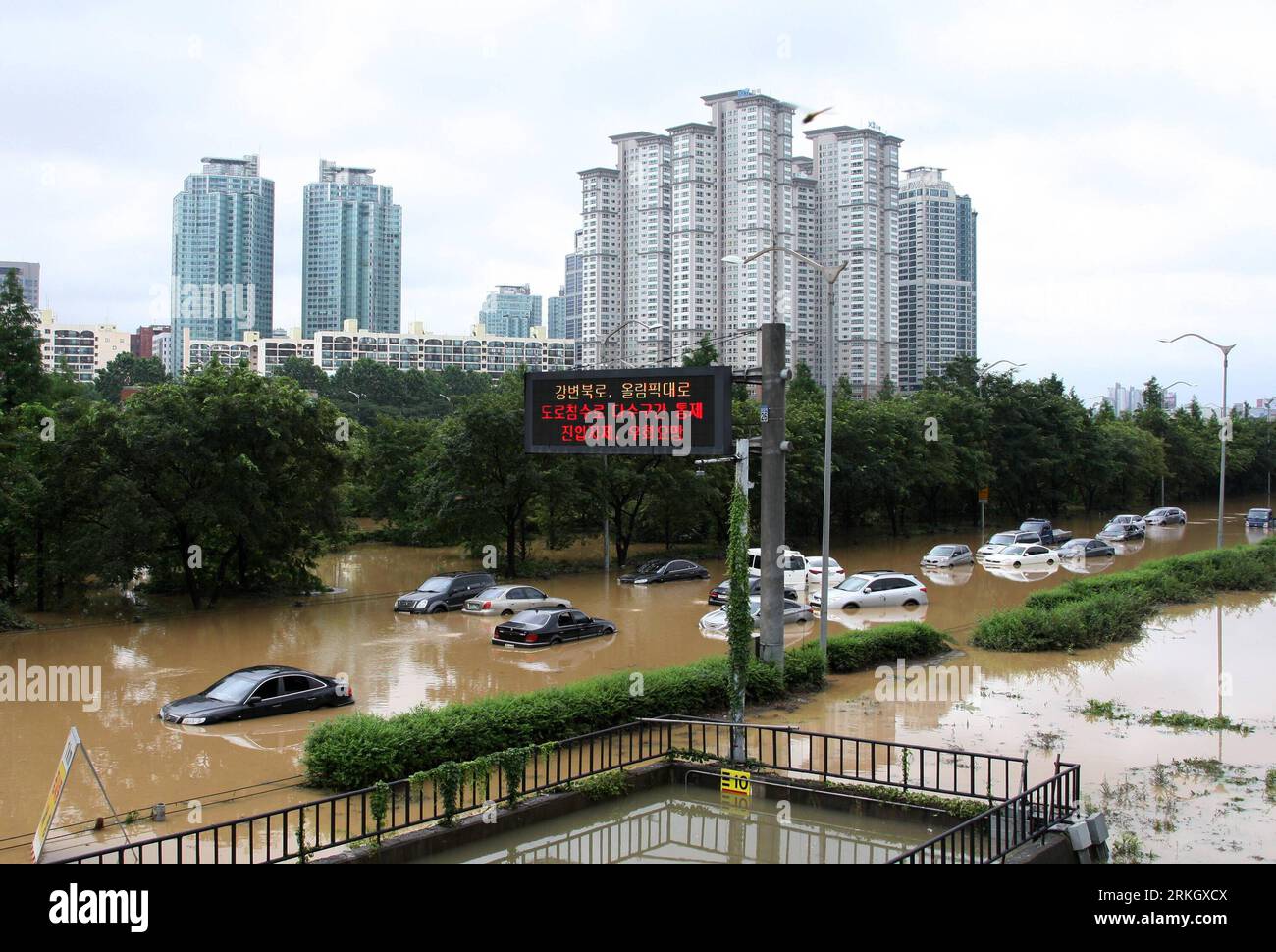 Bildnummer: 55624133 Datum: 28.07.2011 Copyright: imago/Xinhua (110728) - SEOUL, 28 luglio 2011 (Xinhua) -- i veicoli parzialmente sommersi sono bloccati sulla strada olimpica di Seoul, capitale della Corea del Sud, il 28 luglio 2011. Inondazioni e frane improvvise innescate da piogge torrenziali hanno lasciato 41 morti e 12 dispersi in Corea del Sud a partire da giovedì mattina, ha detto l'Agenzia nazionale per la gestione delle emergenze. (Xinhua/Park Jin hee) (lr) COREA DEL SUD-SEOUL-PIOGGIA TORRENZIALE PUBLICATIONxNOTxINxCHN Gesellschaft Wetter Hochwasser Verkehr Straße totale Südkorea x0x xtm 2011 quer premiumd Bildnummer 55624133 Data 28 Foto Stock