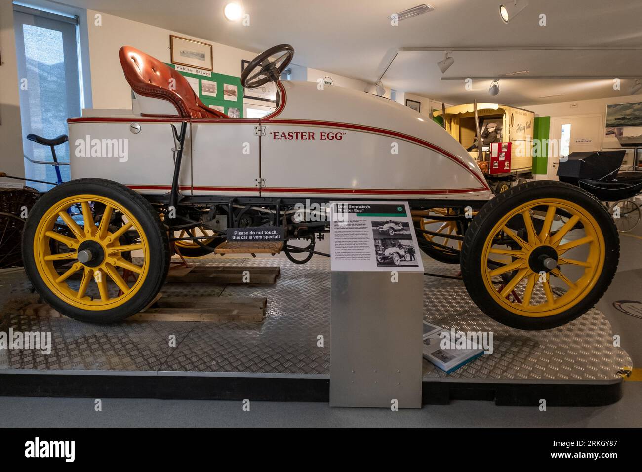 Un'auto da corsa d'epoca parcheggiata in un museo a Bexhill, Regno Unito Foto Stock