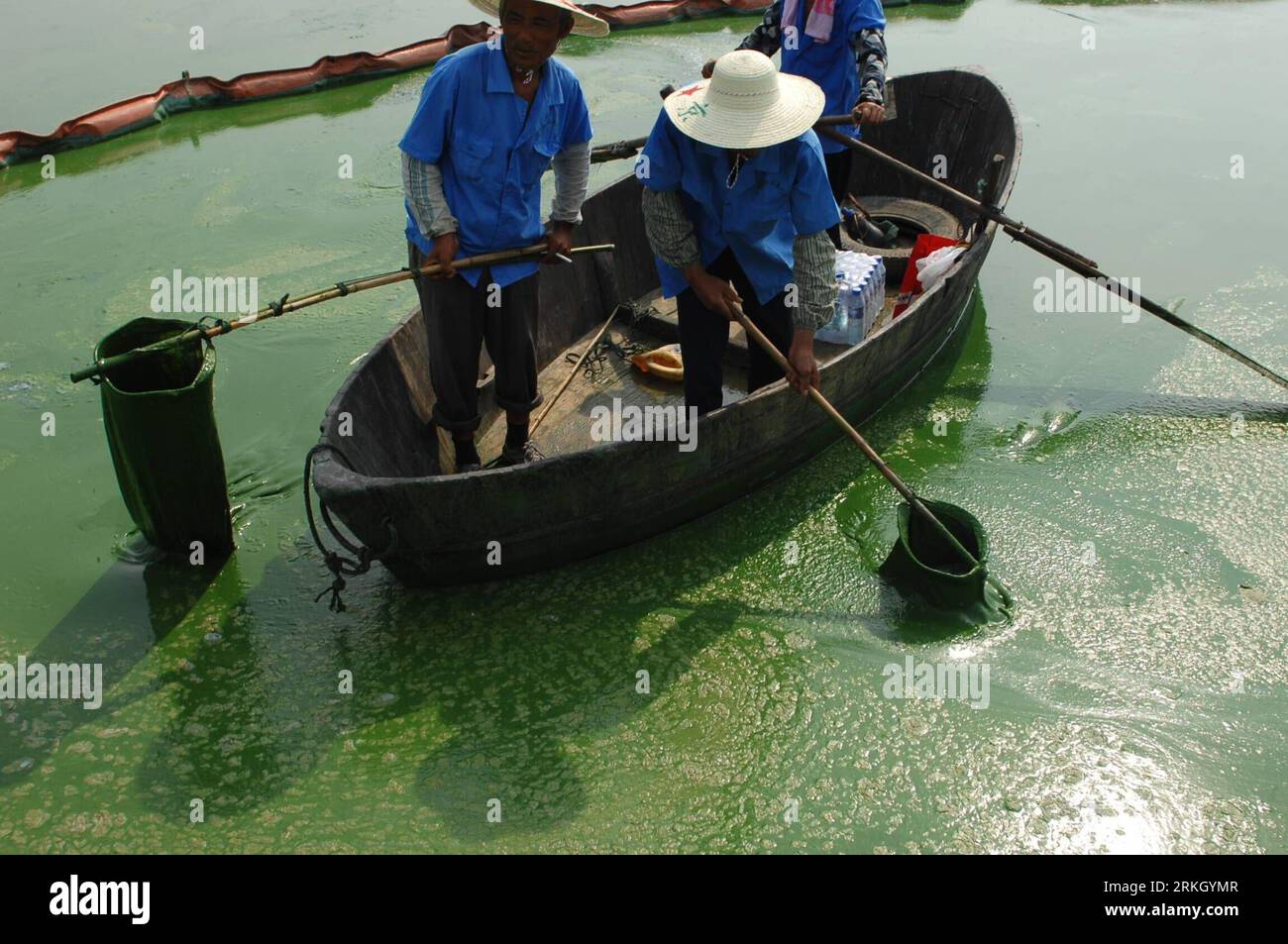Bildnummer: 55644145 Datum: 30.07.2011 Copyright: imago/Xinhua (110730) -- HEFEI, 30 luglio 2011 (Xinhua) -- gli operatori sanitari sgombrano le alghe del lago Chaohu su una barca a Heifei, provincia di Anhui, Cina orientale, 30 luglio 2011. Il cane da guardia provinciale dell'ambiente di Anhui ha proposto massicce missioni di pulizia nelle acque del lago Chaohu mentre la fioritura delle alghe si sta diffondendo. (Xinhua/Yang Xiaoyuan) (ljh) #CHINA-ANHUI-HEFEI-CHAOHU LAKE-ALGAE OUTBREAK (CN) PUBLICATIONxNOTxINxCHN Gesellschaft Wasserverschmutzung Wasser vedere Algen Alge Algenplage Reinigung xbs x0x 2011 quer Bildnummer 55644145 da Foto Stock