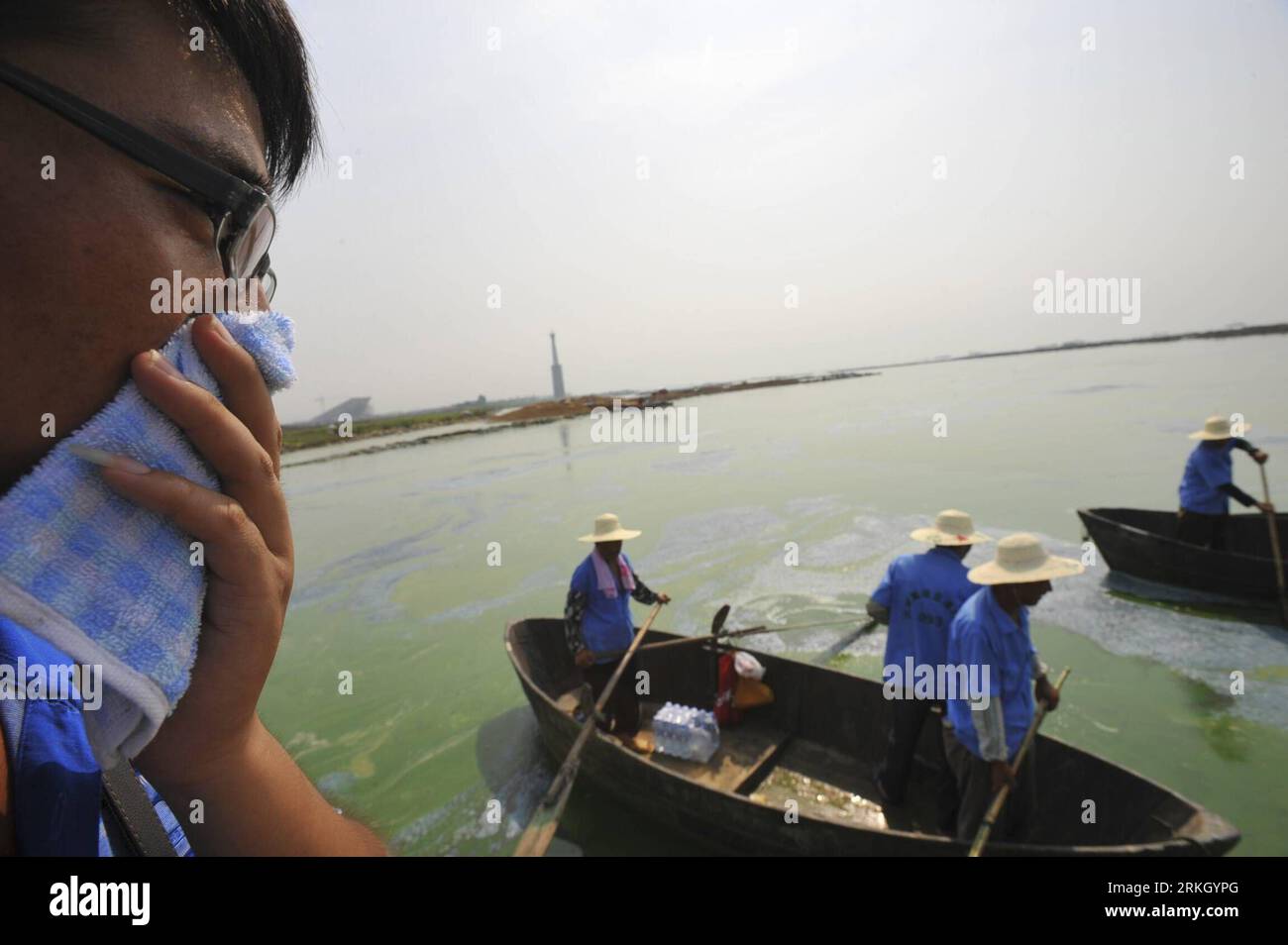 Bildnummer: 55644147 Datum: 30.07.2011 Copyright: imago/Xinhua (110730) -- HEFEI, 30 luglio 2011 (Xinhua) -- gli operatori sanitari sgombrano le alghe del lago Chaohu su una barca a Heifei, provincia di Anhui, Cina orientale, 30 luglio 2011. Il cane da guardia provinciale dell'ambiente di Anhui ha proposto massicce missioni di pulizia nelle acque del lago Chaohu mentre la fioritura delle alghe si sta diffondendo. (Xinhua/Yang Xiaoyuan) (ljh) #CHINA-ANHUI-HEFEI-CHAOHU LAKE-ALGAE OUTBREAK (CN) PUBLICATIONxNOTxINxCHN Gesellschaft Wasserverschmutzung Wasser vedere Algen Alge Algenplage Reinigung xbs x0x 2011 quer Bildnummer 55644147 da Foto Stock
