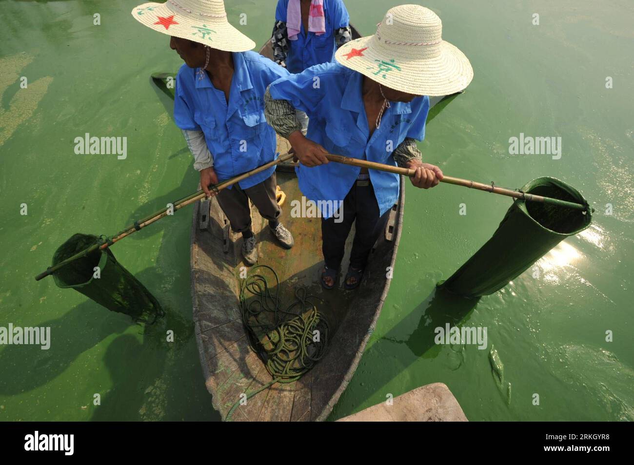 Bildnummer: 55644148 Datum: 30.07.2011 Copyright: imago/Xinhua (110730) -- HEFEI, 30 luglio 2011 (Xinhua) -- gli operatori sanitari sgombrano le alghe del lago Chaohu su una barca a Heifei, provincia di Anhui, Cina orientale, 30 luglio 2011. Il cane da guardia provinciale dell'ambiente di Anhui ha proposto massicce missioni di pulizia nelle acque del lago Chaohu mentre la fioritura delle alghe si sta diffondendo. (Xinhua/Yang Xiaoyuan) (ljh) #CHINA-ANHUI-HEFEI-CHAOHU LAKE-ALGAE OUTBREAK (CN) PUBLICATIONxNOTxINxCHN Gesellschaft Wasserverschmutzung Wasser vedere Algen Alge Algenplage Reinigung xbs x0x 2011 quer Bildnummer 55644148 da Foto Stock