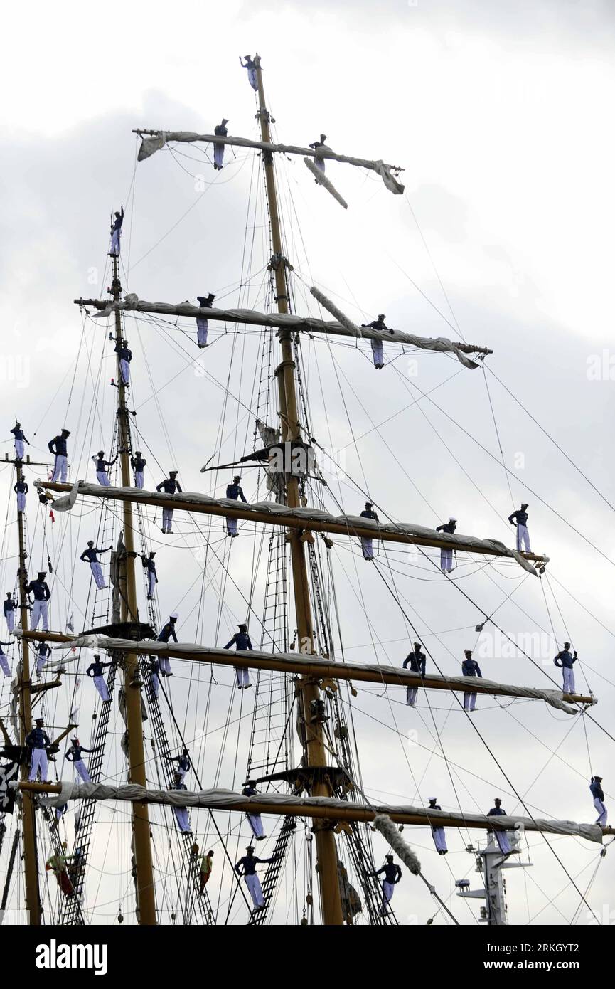 Bildnummer: 55648410 Datum: 30.07.2011 Copyright: imago/Xinhua (110730) - GUANGZHOU, 30 luglio 2011 (Xinhua) -- ufficiali navali e cadetti della nave della marina indonesiana Dewaruci salutano i loro omologhi cinesi mentre la nave arriva a Guangzhou, nella provincia del Guangdong della Cina meridionale, 30 luglio 2011. La KRI Dewaruci, una nave ad albero alto di proprietà e gestita dalla Marina Indonesiana, è arrivata qui sabato per una visita di due giorni. La visita fa parte della missione di buona volontà di Dewaruci in Asia quest'anno. (Xinhua/Chen Yehua) (ljh) CINA-GUANGZHOU-INDONESIA NAVAL VESSEL-VISIT (CN) PUBLICATIONxNOTxINxCHN Gesellschaft Foto Stock