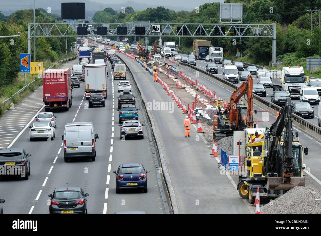 Bristol, Regno Unito. 25 agosto 2023. I lavori stradali e i viaggi nei giorni festivi aumentano la congestione dell'autostrada M4 a Bristol. Le autostrade dell'Inghilterra riportano velocità medie di 20 mph verso est e 29 mph verso ovest. Crediti: JMF News/Alamy Live News Foto Stock