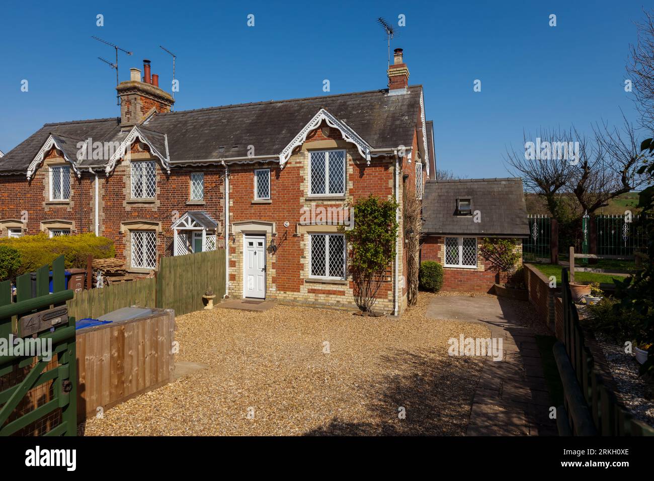 Moulton, Suffolk, Inghilterra - 1° aprile 2019: Case tradizionali costruite in mattoni nel villaggio di suffolk prese da una posizione elevata lungo l'autostrada pubblica con c Foto Stock