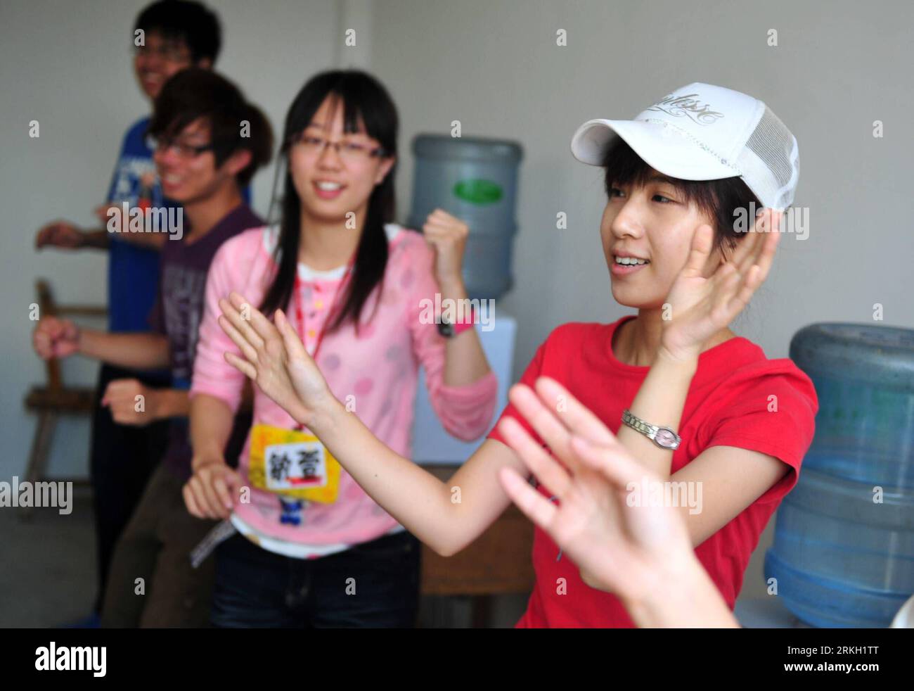 Bildnummer: 55676932 Datum: 03.08.2011 Copyright: imago/Xinhua (110803) -- LANZHOU, 3 agosto 2011 (Xinhua) -- studenti universitari di Taiwan insegnano lingua dei segni agli studenti della No. 24 High School di Lanzhou, capitale della provincia del Gansu della Cina nord-occidentale, 29 luglio 2011. Un gruppo di 28 studenti e insegnanti della Tsing Hua University, della Central University, della Chiao Tung University e della Yang-Ming University di Taiwan hanno iniziato i loro undici giorni di insegnamento nella No. 24 High School di Lanzhou il 23 luglio. Questi studenti universitari erano qui per aiutare gli insegnanti delle scuole superiori e gli studenti con l inglese Foto Stock