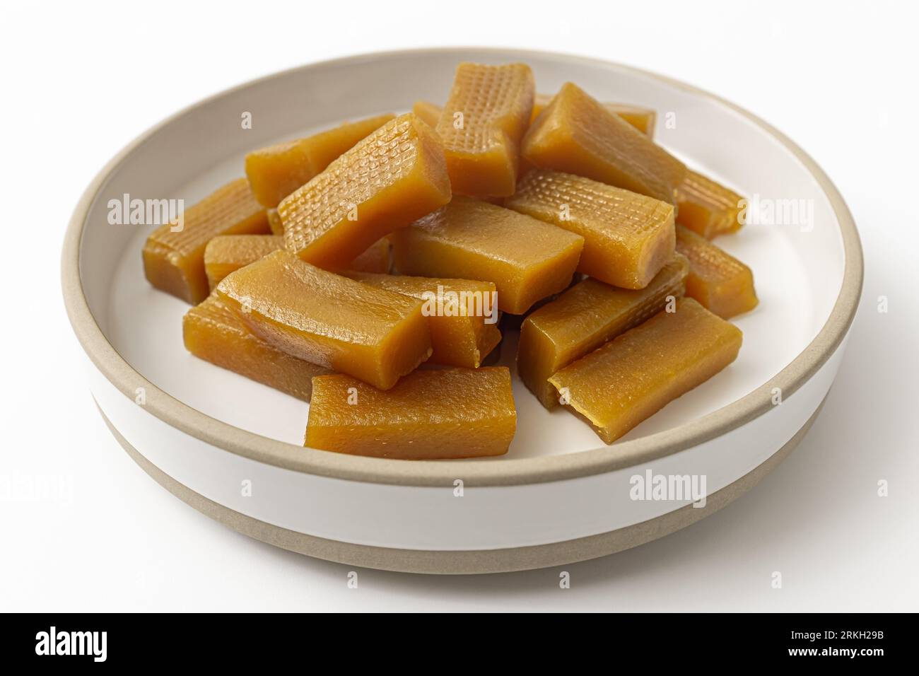 bastoncini di patate dolci essiccate su sfondo bianco Foto Stock
