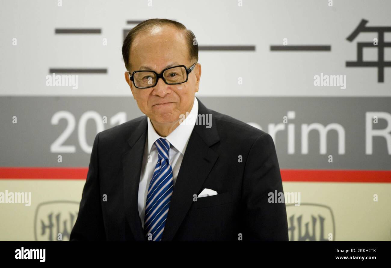 Bildnummer: 55678836 Datum: 04.08.2011 Copyright: imago/Xinhua (110804) -- HONG KONG, 4 agosto 2011 (Xinhua) -- il magnate di Hong Kong li Ka-shing, presidente di Cheung Kong Holdings Limited e Hutchison Whampoa Limited, partecipa a una conferenza stampa per annunciare i risultati intermedi delle due società a Hong Kong, nel sud della Cina, il 4 agosto 2011. Li ha detto alla conferenza stampa che è rimasto fiducioso nelle prospettive dello sviluppo economico sulla Cina continentale, con la convinzione che l'economia del paese sarà ammortizzata da un atterraggio duro. (Xinhua/lui Siu Wai) (ljh) CHINA-HONG KONG-li KA-SHING-PRESS Foto Stock