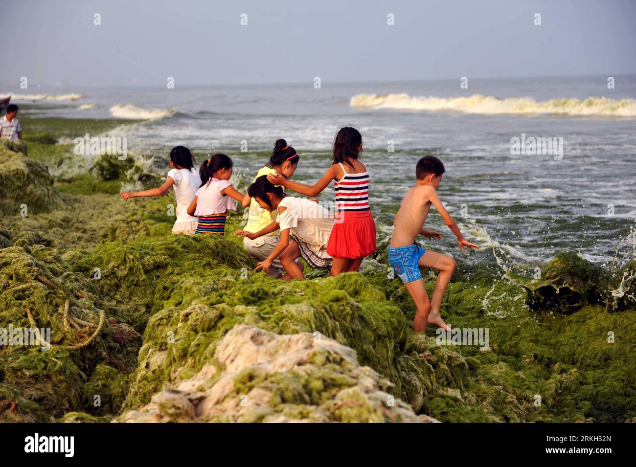 Bildnummer: 55679987 Datum: 05.08.2011 Copyright: imago/Xinhua (110805) - JINAN, 5 agosto 2011 (Xinhua) -- i bambini giocano sulla costa coperta di enormi alghe verdi nella città di Haiyang, nella provincia dello Shandong della Cina orientale, 5 agosto 2011. Negli ultimi giorni le alghe verdi hanno continuato a diffondersi verso nord sulla costa orientale della Cina. (Xinhua/Fang Yi) (ry) CHINA-SHANDONG-HAIYANG-GREEN ALGAE (CN) PUBLICATIONxNOTxINxCHN Gesellschaft Meer Küste Algen Grünalgen Algenplage Strand xbs x0x premiumd 2011 quer Bildnummer 55679987 Data 05 08 2011 Copyright Imago XINHUA Jinan Aug 5 2011 XINHUA Children Play ON Foto Stock