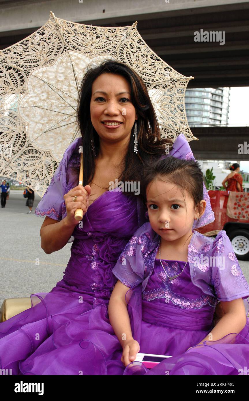 Bildnummer: 55682594 Datum: 06.08.2011 Copyright: imago/Xinhua (110807) -- VANCOUVER, 7 agosto 2011 (Xinhua) -- Philippine Canadians attend Pinoy Fiesta, The Annual Philippine Cultural Parade, in Vancouver, 6 agosto 2011. La Parata presenta culture di varie regioni delle Filippine, con partecipanti che indossano costumi etnici e colorati durante la marcia di strada e ballano al ritmo della batteria e della musica pinoy. (Xinhua/Sergei Bachlakov) (zx) CANACA-VANCOUVER-PINOY FIESTA PUBLICATIONxNOTxINxCHN Gesellschaft Kultur Philippinen Tradition Kostüm xjh x0x 2011 hoch Bildnummer 55682594 Data Foto Stock