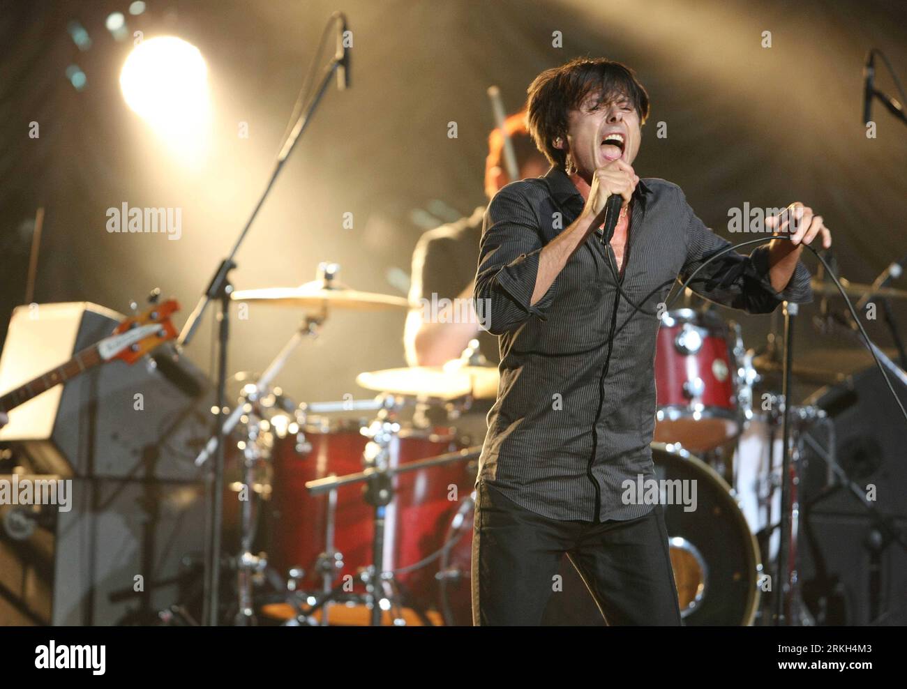 Bildnummer: 55683438 Datum: 07.08.2011 Copyright: imago/Xinhua (110807) -- PECHINO, 7 agosto 2011 (Xinhua) -- Brett Anderson (front), il cantante della band SUEDE, si esibisce durante il concerto della band a Pechino, capitale della Cina, 7 agosto 2011. (Xinhua/li Fangyu) (xzj) CHINA-BEIJING-SUEDE-CONCERT (CN) PUBLICATIONxNOTxINxCHN People Kultur Entertainment Musik Aktion xbs x0x 2011 quer premiumd Bildnummer 55683438 Data 07 08 2011 Copyright Imago XINHUA Beijing Aug 7 2011 XINHUA Board Anderson ha detto Front il cantante principale del Suede Tie si esibisce durante il concerto di Tie a Pechino capitale Foto Stock